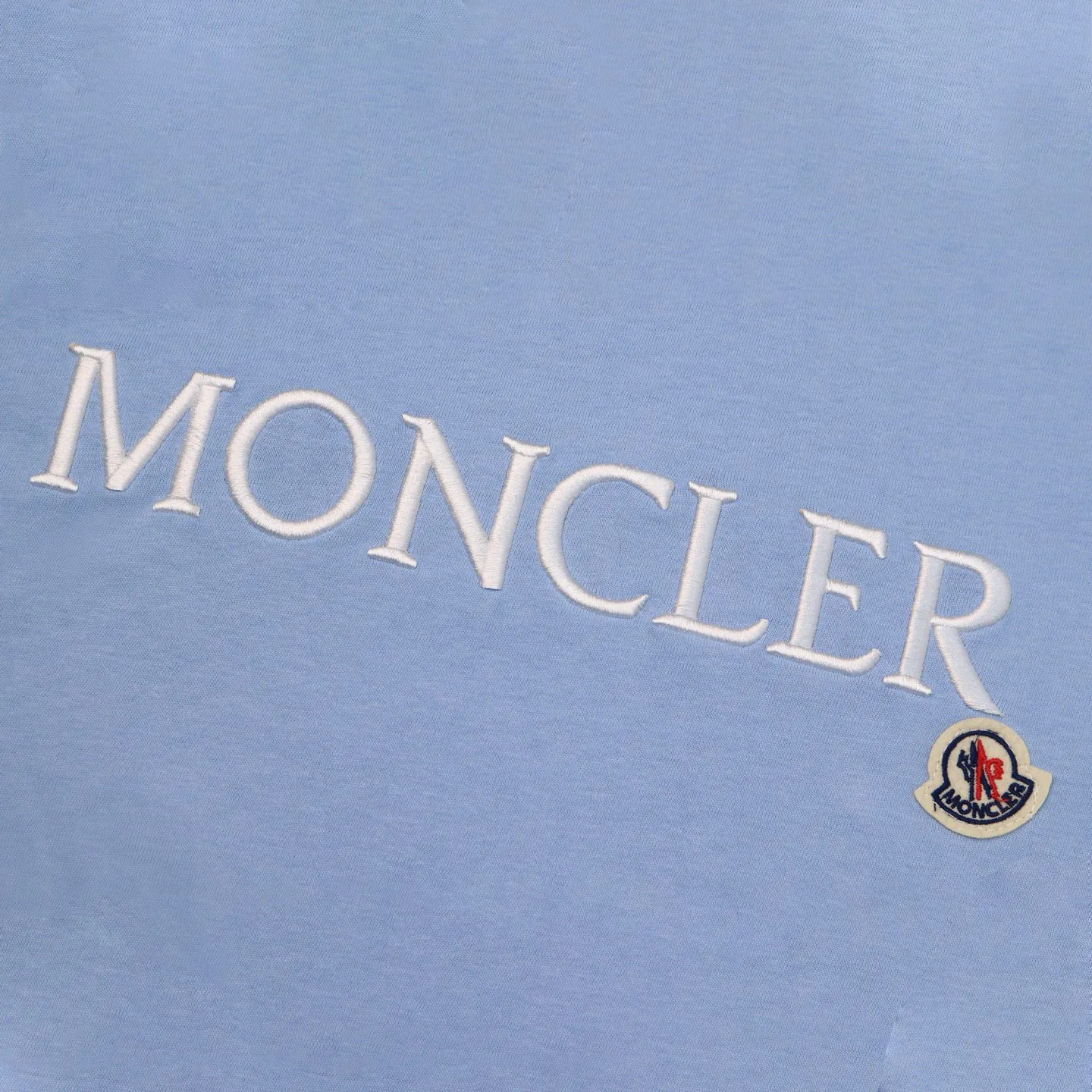 P136 Style No.: 813 〈MONCLER〉The price of the MONCLER is actually quite advantageous. Those who have been to the counters should know that the price of the MONCLER is not much cheaper than Gucci Burberry. It is just relatively low-key and unwilling to hype. It is a picture that you want to buy or not. It has an arrogant existence... Exclusively customized 270 grams of 32-count double-yarn smooth cotton. The texture is very soft and comfortable. 100% top-grade fabrics that are different from the market (no shrinkage, no deformation, no pilling) Matched with 320g 1*1 thread (the fabric thread is dyed in the same vat, no color difference, the thread is not easy to deform) Color: black, white, sky blue, pea green Code number: S-XL