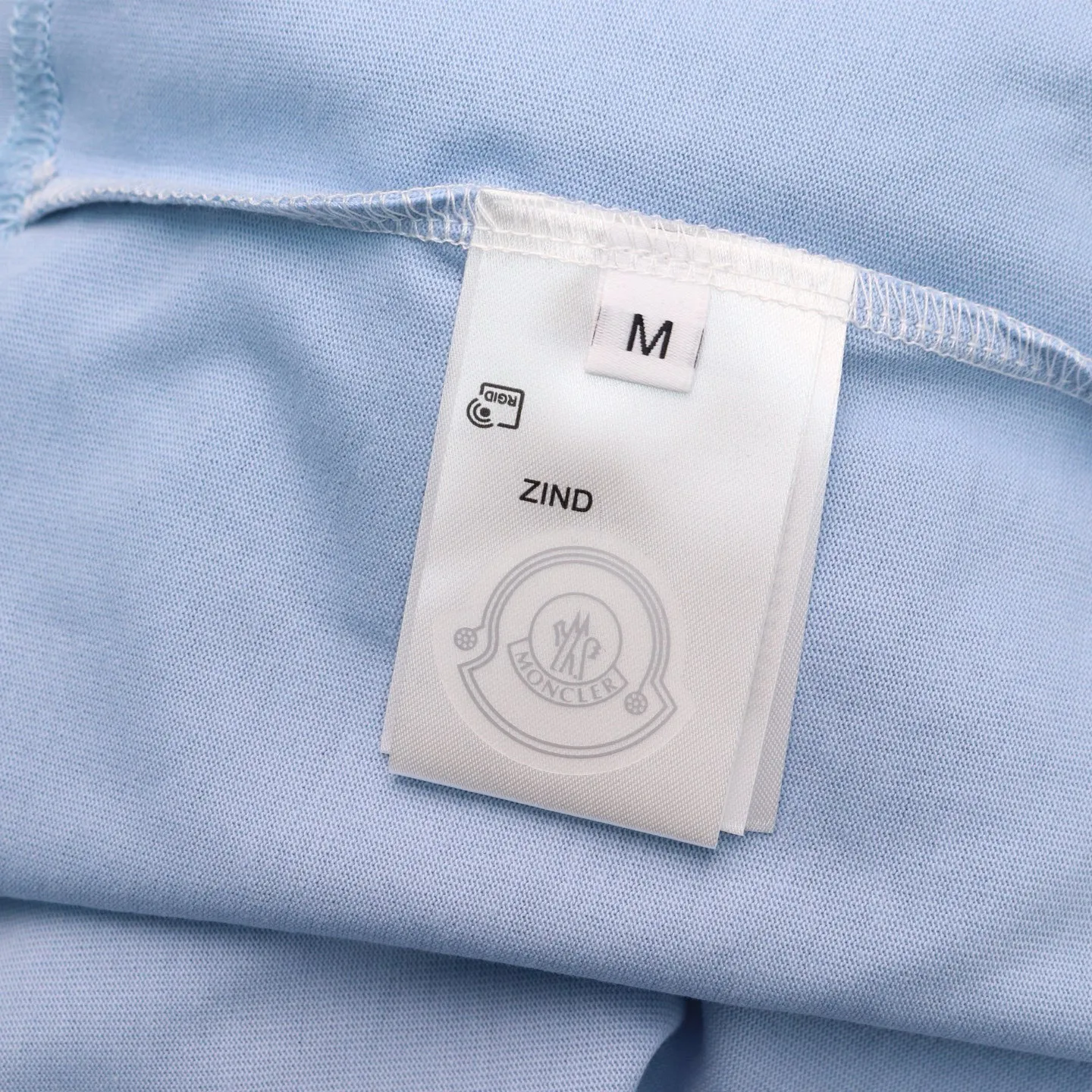 P136 Style No.: 813 〈MONCLER〉The price of the MONCLER is actually quite advantageous. Those who have been to the counters should know that the price of the MONCLER is not much cheaper than Gucci Burberry. It is just relatively low-key and unwilling to hype. It is a picture that you want to buy or not. It has an arrogant existence... Exclusively customized 270 grams of 32-count double-yarn smooth cotton. The texture is very soft and comfortable. 100% top-grade fabrics that are different from the market (no shrinkage, no deformation, no pilling) Matched with 320g 1*1 thread (the fabric thread is dyed in the same vat, no color difference, the thread is not easy to deform) Color: black, white, sky blue, pea green Code number: S-XL