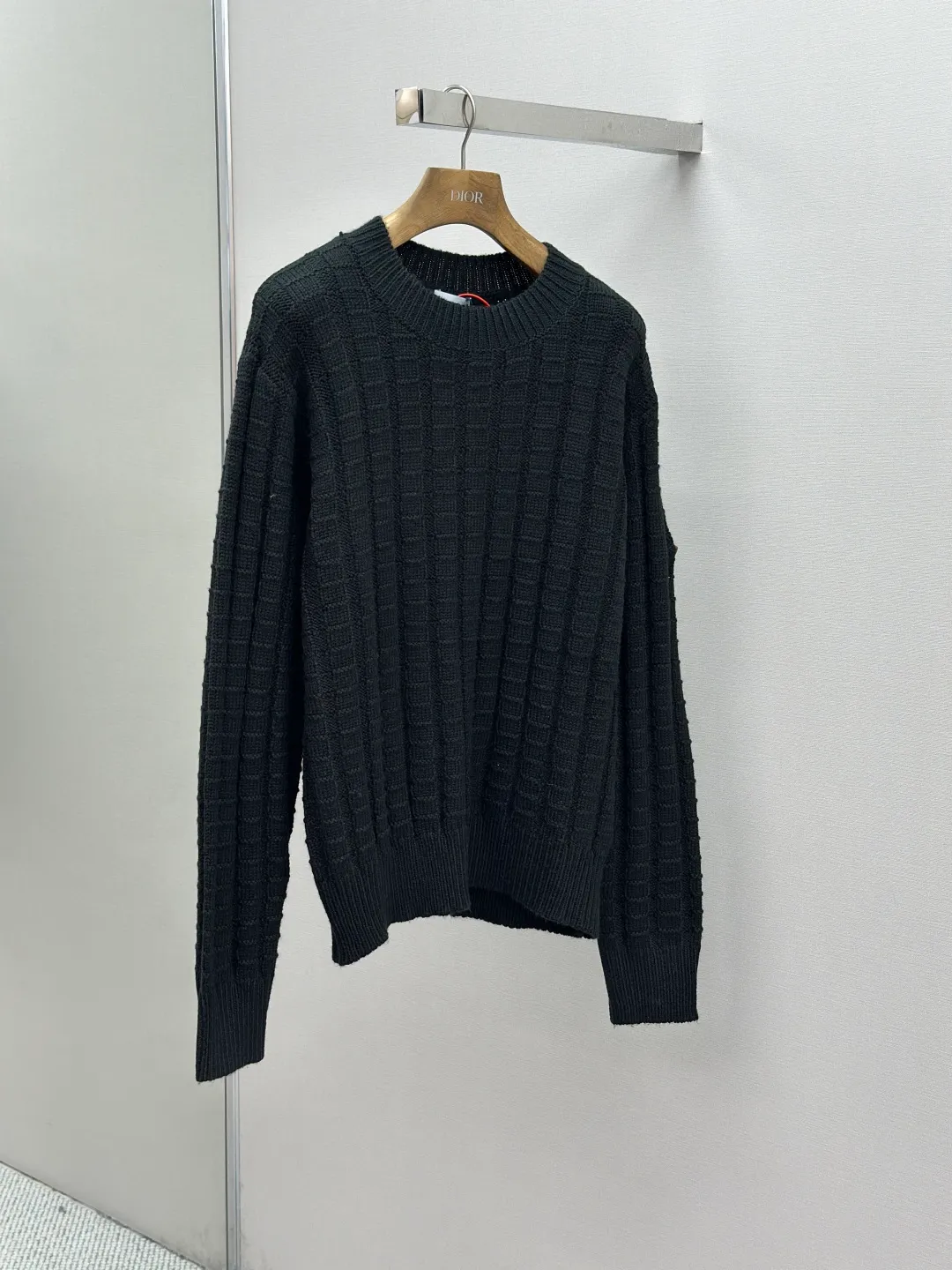 P430 Moncler logo embossed knitted crew neck sweater. The original product was purchased for 7,500. The fabric is made of custom-woven carved wool texture. It is soft and delicate, comfortable and close to the skin. It uses high-saturation red as the base color to cut through the dullness of winter. Let every inch of the fabric become an annotation of power aesthetics. Using three-dimensional texture as the brushstrokes, the entire embossed knitting reconstructs the dimension of knitted aesthetics. It produces a light and dark gradient texture halo as the human body moves. Iconic Moncler The logo embroidered logo decorates the sleeves and is highly recognizable. The power aesthetic is hidden in the contrast between hardness and softness. The ultimate expression of elegance. No need to deliberately create its own style. The whole piece is embossed vertical grain knitting. Through specific stitching and fabric tissue changes, by changing the arrangement of stitches and the density of the fabric, the vertical grains present a relief effect that is raised on the surface of the sweater. Forming undulating changes in the vertical grains and a curved thread structure. By changing the stitching and yarn arrangement during the knitting process. The yarn is distributed in a curved shape in the fabric, and the garment washing water is softened and deodorized using professional washing equipment and specific detergents to deeply clean and deodorize the clothes to improve the feel and appearance of the clothes. Size:S-M-L-XL