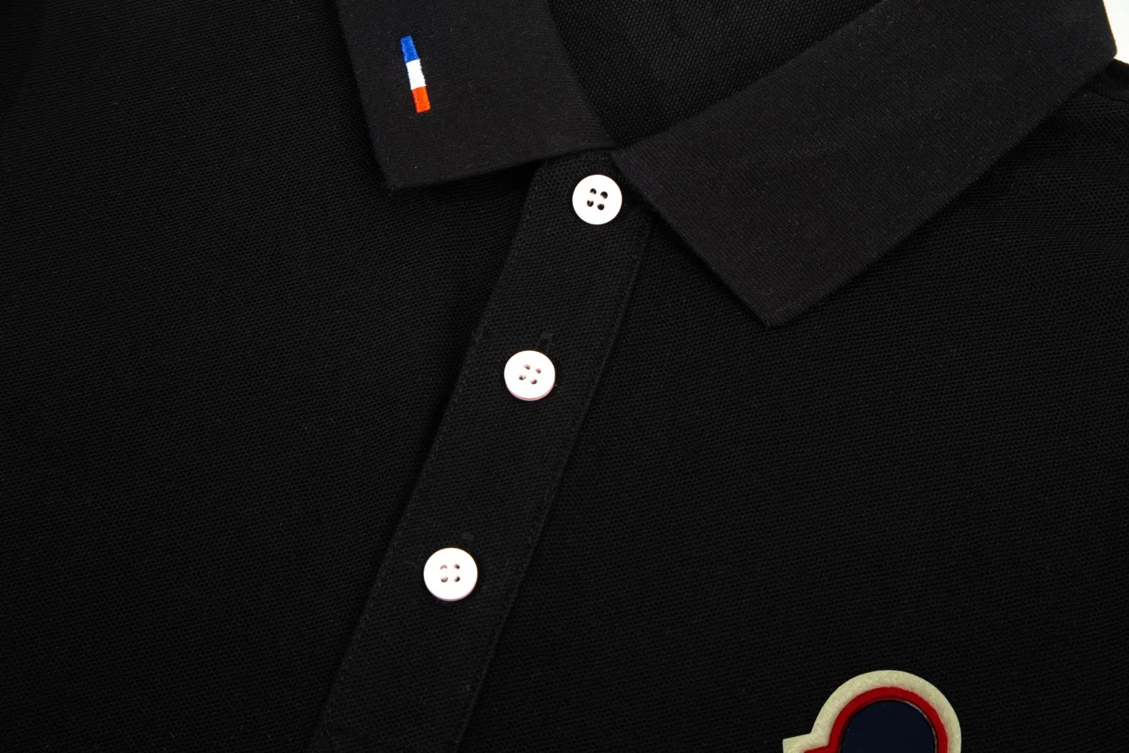 P210 MONCLER/Mask 25SS new logo embroidered lapel long-sleeved Polo shirt.  A simple yet refined T-shirt. The best item to create a modern and elegant look. Excellent channel product! Customer-supplied Piquet porous fiber pique cotton fabric, which can be called a "breathing fabric."  The unparalleled texture is inseparable from the exquisite materials used in craft tailoring. The craft knitted quilted design makes the hand feel extremely smooth and delicate without any roughness. The original logo design is more luxurious and noble. The upper body is comfortable and classy. The hand feels very smooth and soft. It can be easily controlled regardless of business, fashion or leisure. The age span is very large, which conforms to the trendy and practical dressing customs. It is the first choice for senior urban fashion people.  Black/white/Tibetan orchid Size: M~3XL