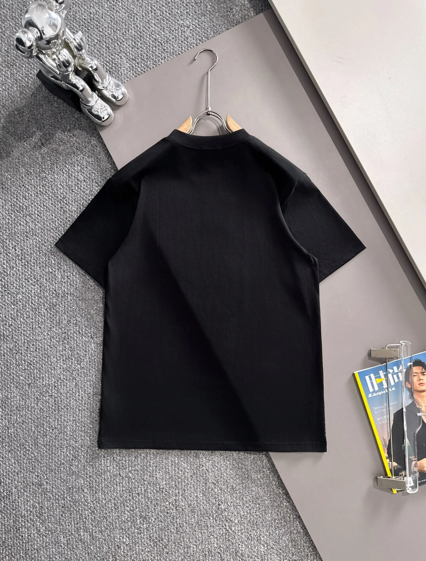 P160 Moncler 2025 new model Woven pocket splicing Hollow embroidered letter logo Uniform short-sleeved T-shirt for men and women ·Customized 260g 100% double yarn pure cotton fabric ·Dyeing 32 counts double-strand thread ·Collar label, hangtag, main mark and three labels complete Color: black Size: XS S M L