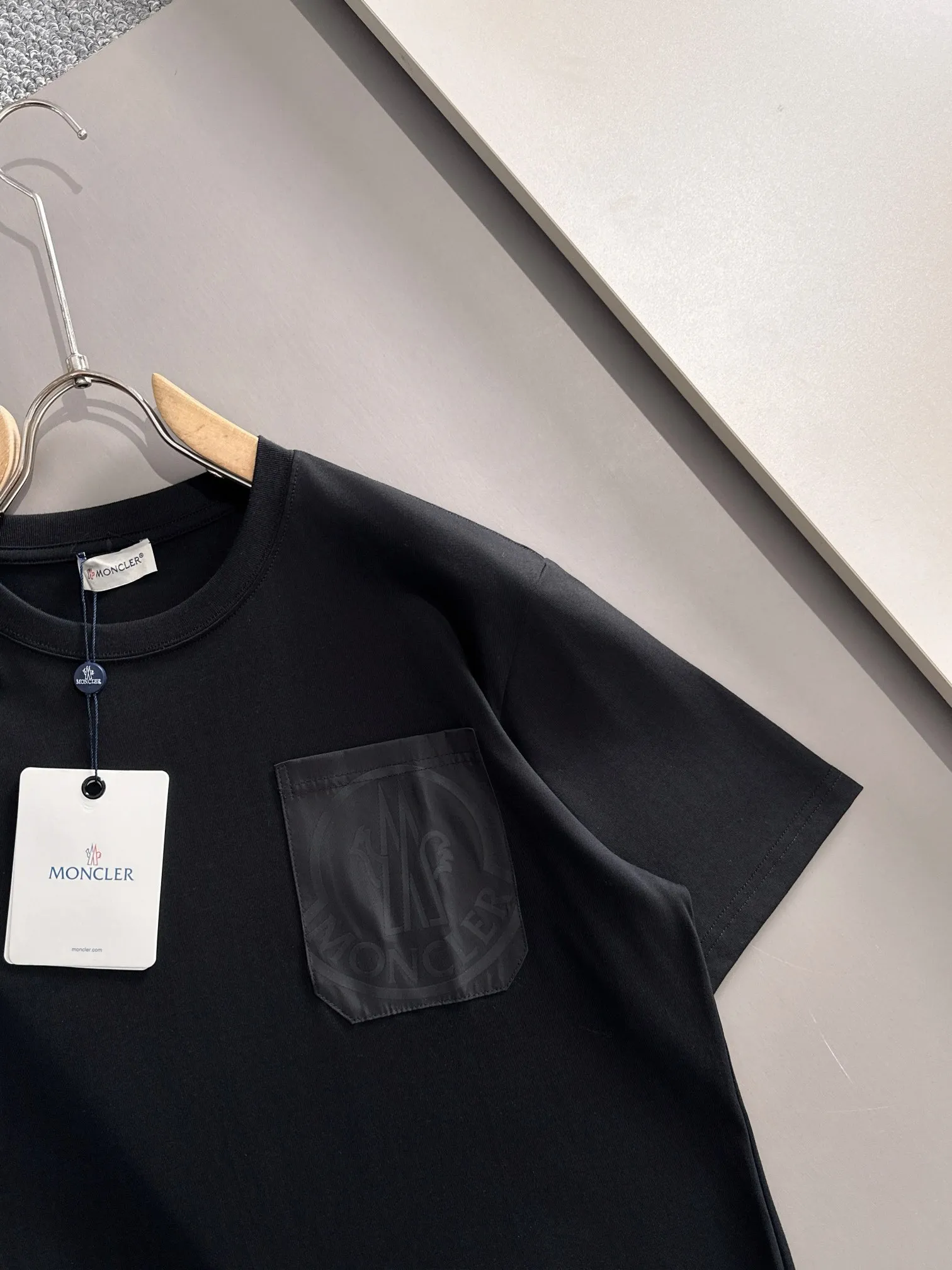 P160 Moncler 2025 new model Woven pocket splicing Hollow embroidered letter logo Uniform short-sleeved T-shirt for men and women ·Customized 260g 100% double yarn pure cotton fabric ·Dyeing 32 counts double-strand thread ·Collar label, hangtag, main mark and three labels complete Color: black Size: XS S M L