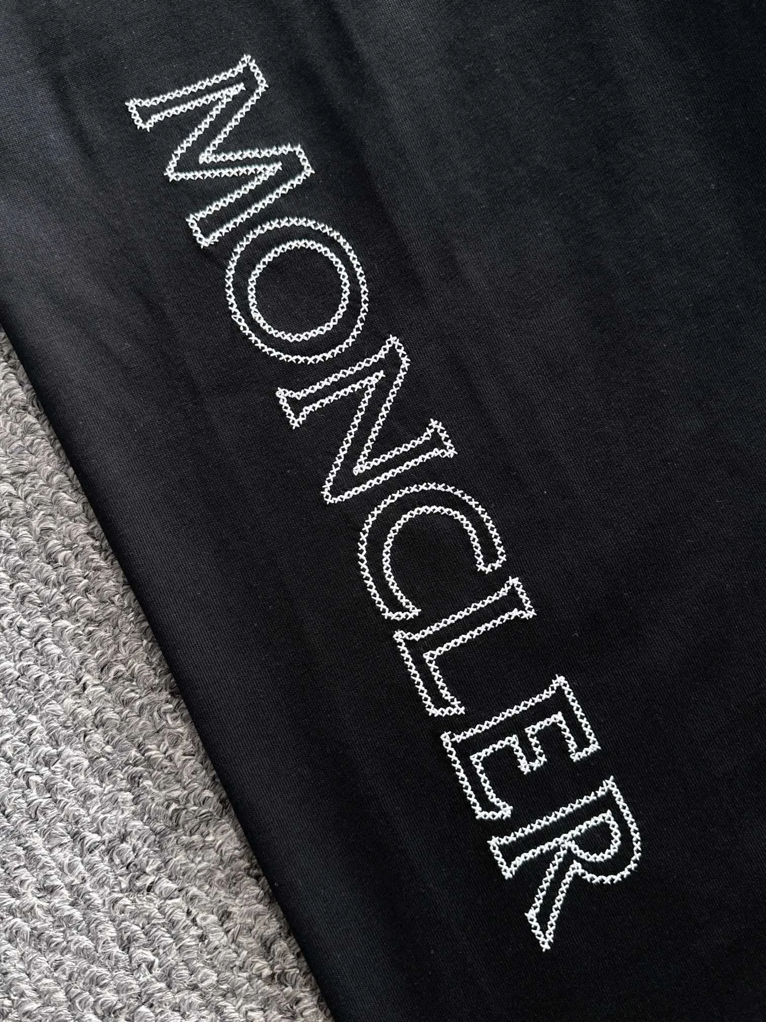 P160 Moncler 2025 new model Woven pocket splicing Hollow embroidered letter logo Uniform short-sleeved T-shirt for men and women ·Customized 260g 100% double yarn pure cotton fabric ·Dyeing 32 counts double-strand thread ·Collar label, hangtag, main mark and three labels complete Color: black Size: XS S M L