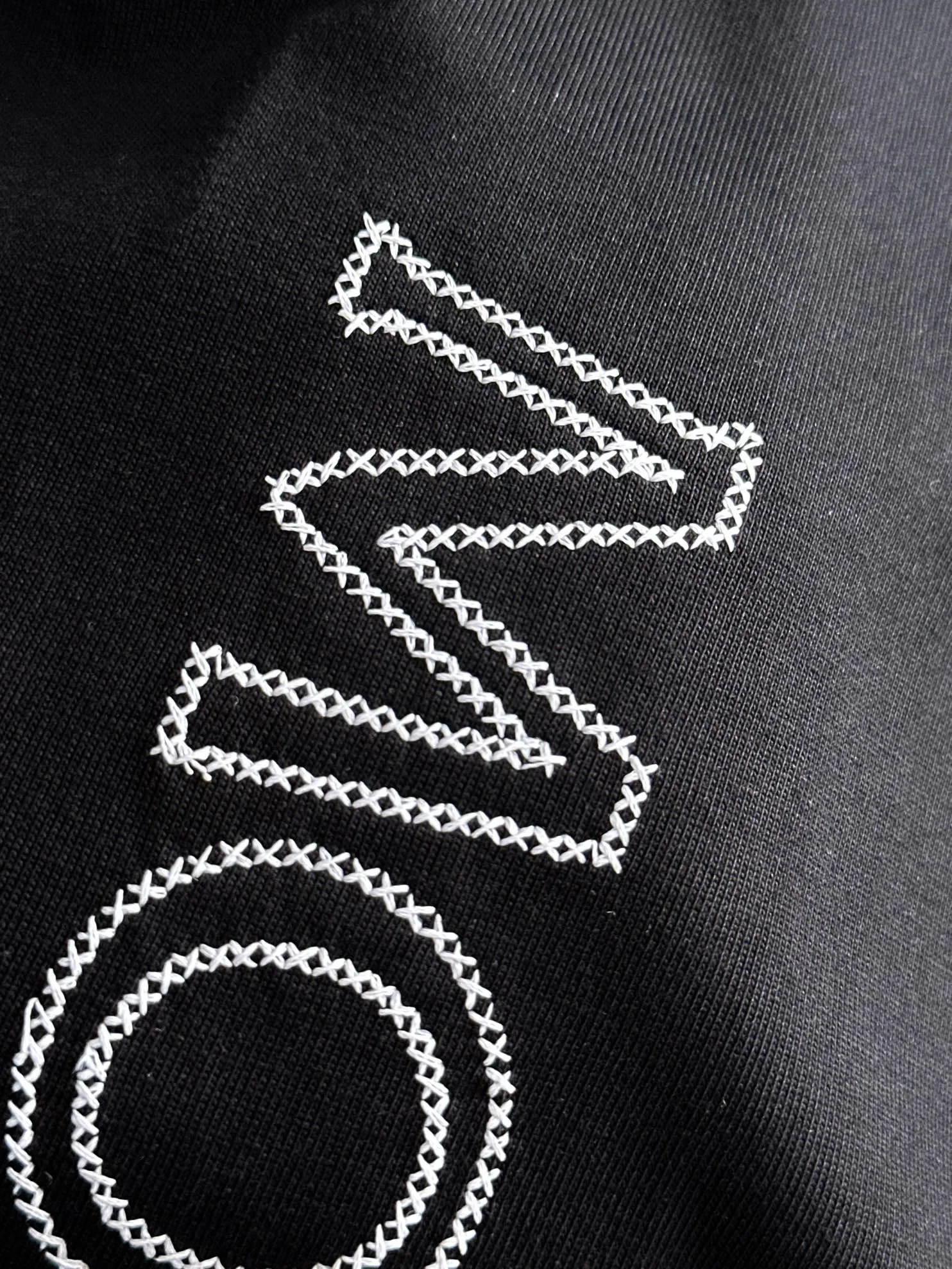 P160 Moncler 2025 new model Woven pocket splicing Hollow embroidered letter logo Uniform short-sleeved T-shirt for men and women ·Customized 260g 100% double yarn pure cotton fabric ·Dyeing 32 counts double-strand thread ·Collar label, hangtag, main mark and three labels complete Color: black Size: XS S M L