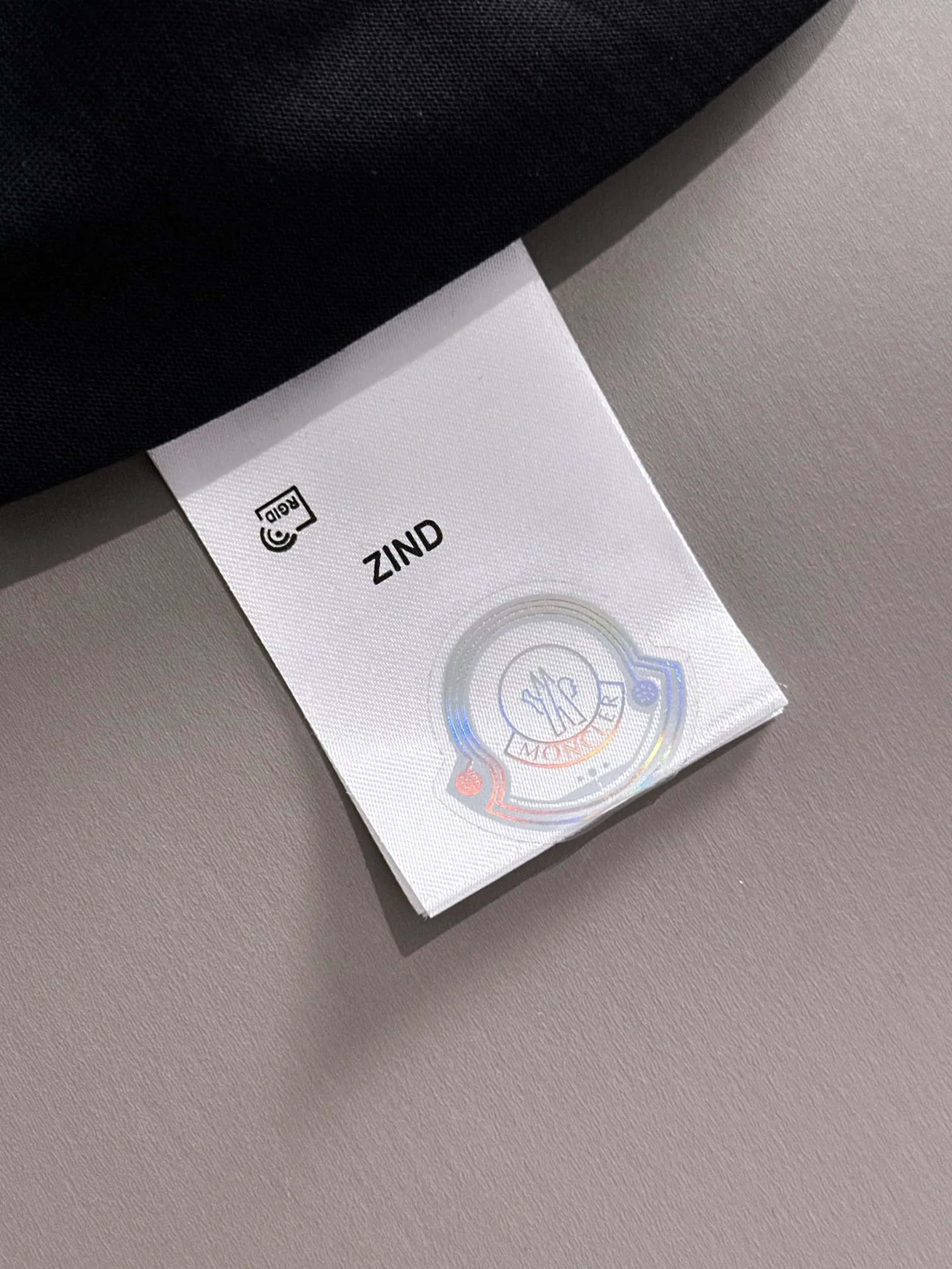 P160 Moncler 2025 new model Woven pocket splicing Hollow embroidered letter logo Uniform short-sleeved T-shirt for men and women ·Customized 260g 100% double yarn pure cotton fabric ·Dyeing 32 counts double-strand thread ·Collar label, hangtag, main mark and three labels complete Color: black Size: XS S M L