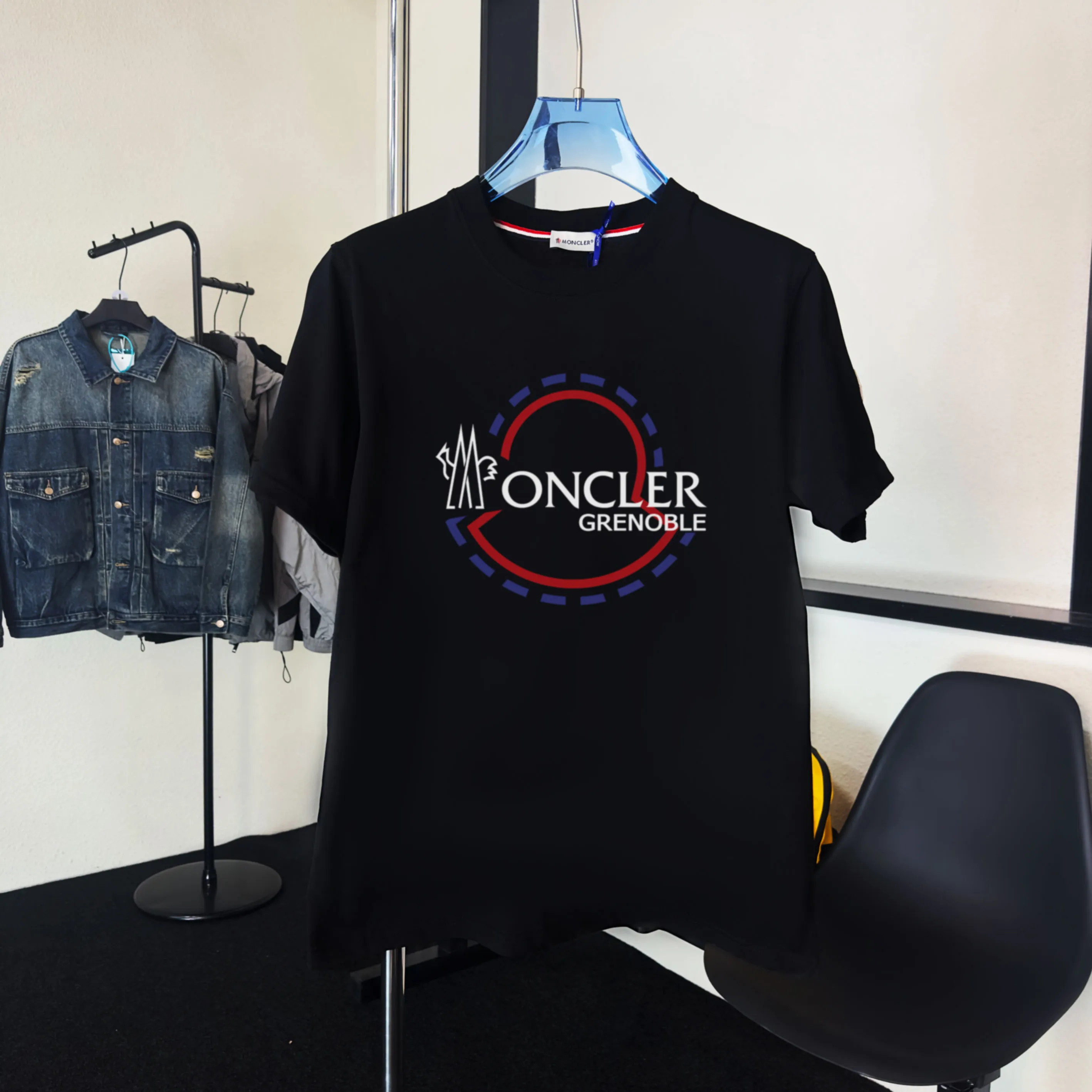 P140 💰Upgraded version "Mobile phone smart sensor ~ NFC chip armband ~ direct access to the official website for anti-counterfeiting" "Moncler ~ Mouth Mouth" 2025 new high-quality round neck short-sleeved T-shirt. The cuffs have imported embroidered labels. Customized dyeing, very comfortable to touch. Super versatile and good-looking short-sleeved. Complete with three labels. Non-market ordinary version. Feel free to compare. Quality is absolutely guaranteed! ‼ First of all, this original fabric is all custom-woven with 32-count double yarn fabric, 250G, and the weight is the same‼ Fine workmanship, double waistcoat method, double waistcoat method, double waistcoat method makes the whole dress more three-dimensional, which is not a craft that ordinary T-shirts can achieve🤪 Size: S-M-L-XL-2XL Color: black, white, apricot, same style for men and women
