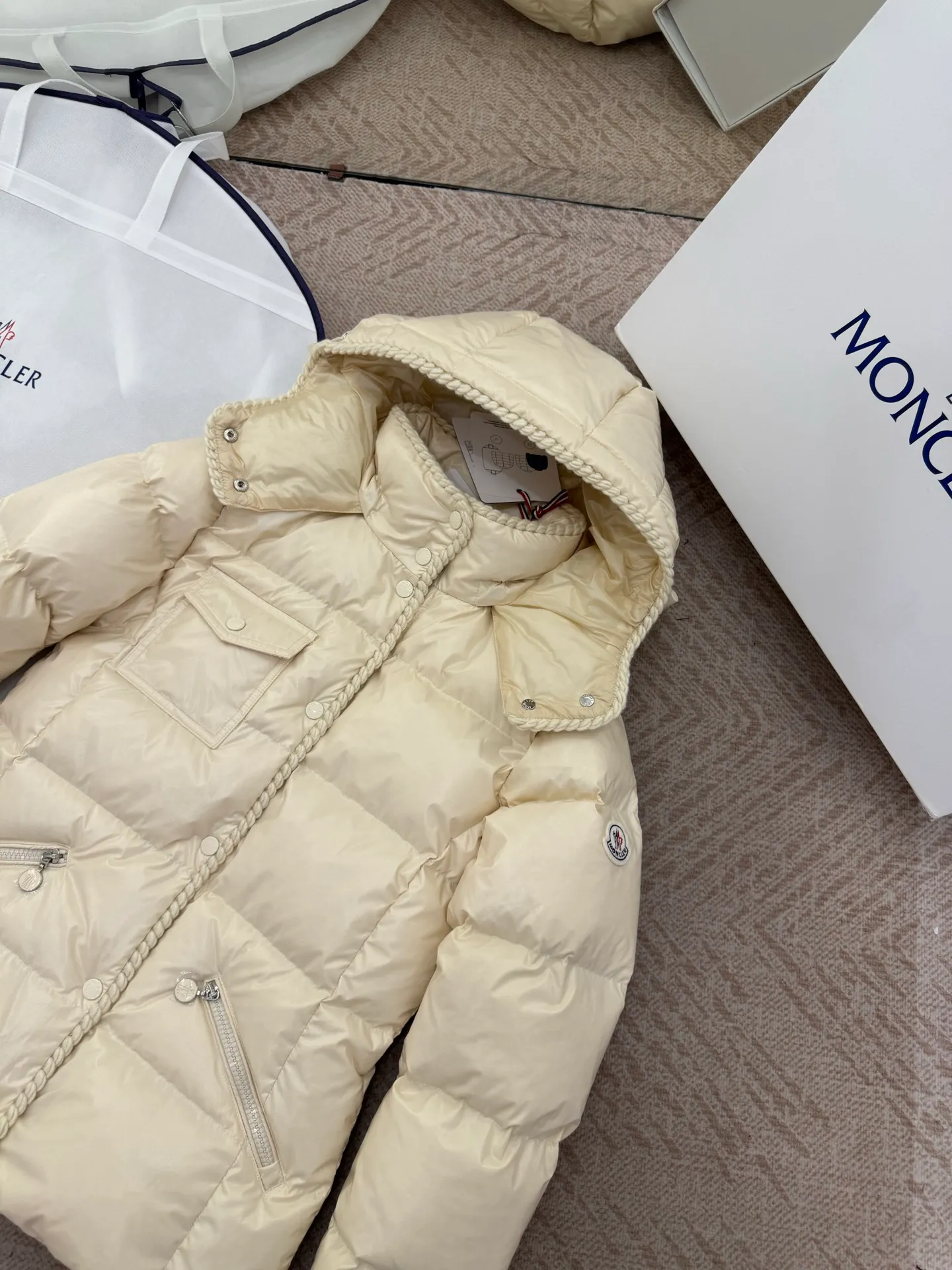 P940 Moncler/Moncler 25 new oil wax leather waisted GLAREIN hooded long-sleeved down jacket for women. Oil wax leather coated new fabric, slim design style, warm and slimming, 90% goose down filling, molded custom hardware. Color: red, white, blue, black Code number: 1-2-3-4