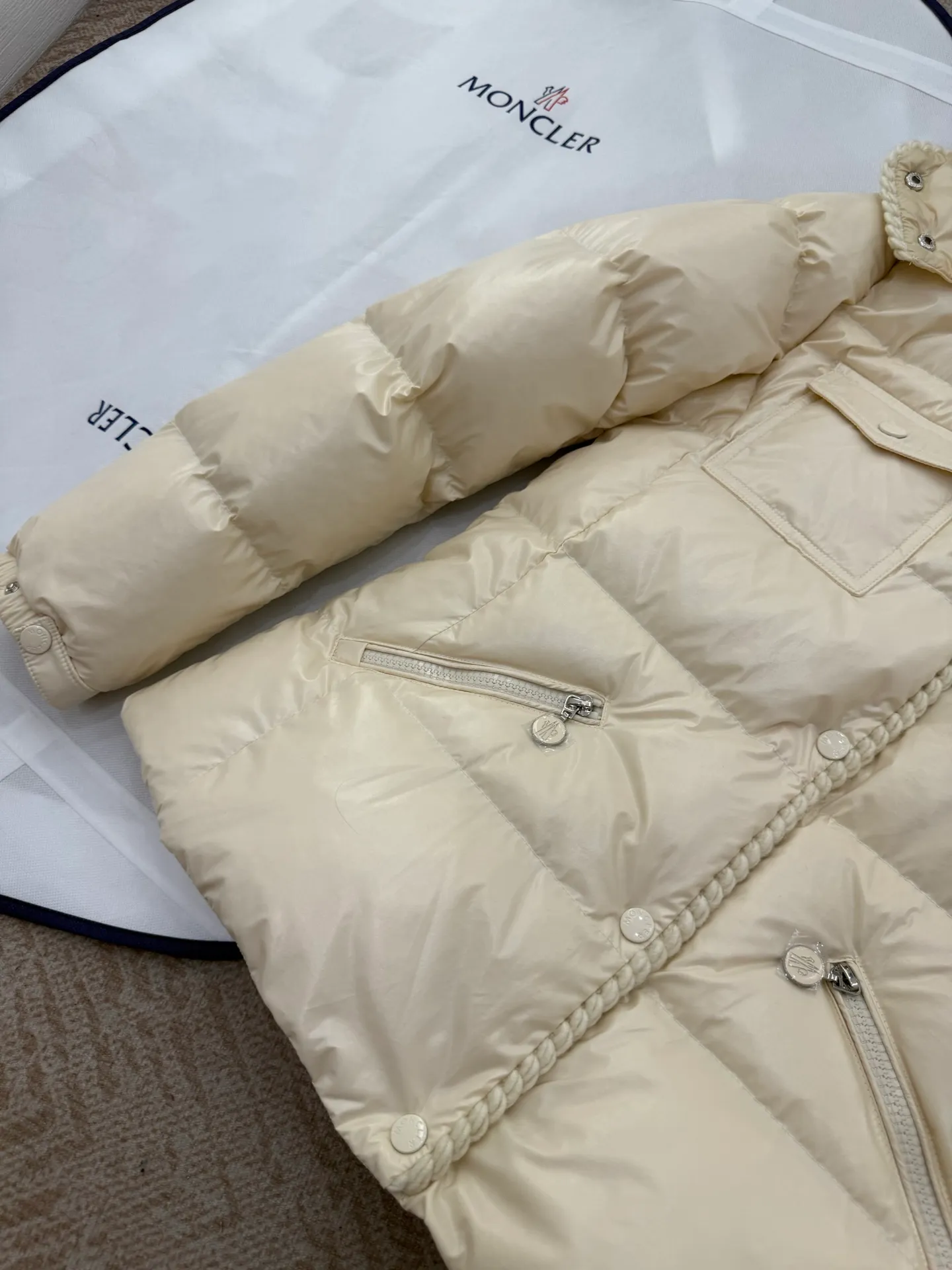 P940 Moncler/Moncler 25 new oil wax leather waisted GLAREIN hooded long-sleeved down jacket for women. Oil wax leather coated new fabric, slim design style, warm and slimming, 90% goose down filling, molded custom hardware. Color: red, white, blue, black Code number: 1-2-3-4