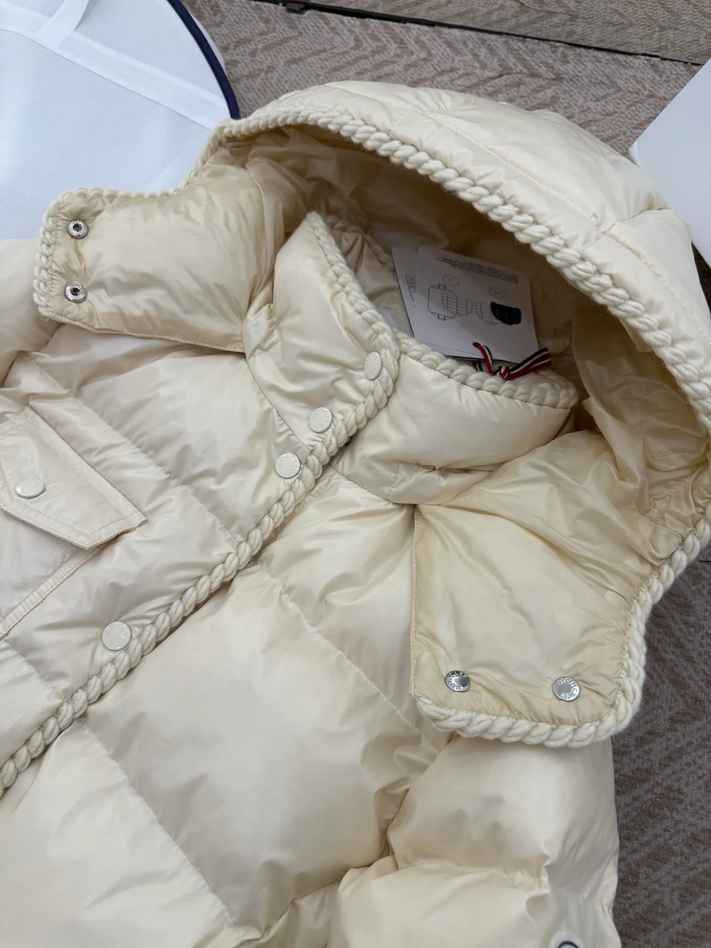 P940 Moncler/Moncler 25 new oil wax leather waisted GLAREIN hooded long-sleeved down jacket for women. Oil wax leather coated new fabric, slim design style, warm and slimming, 90% goose down filling, molded custom hardware. Color: red, white, blue, black Code number: 1-2-3-4