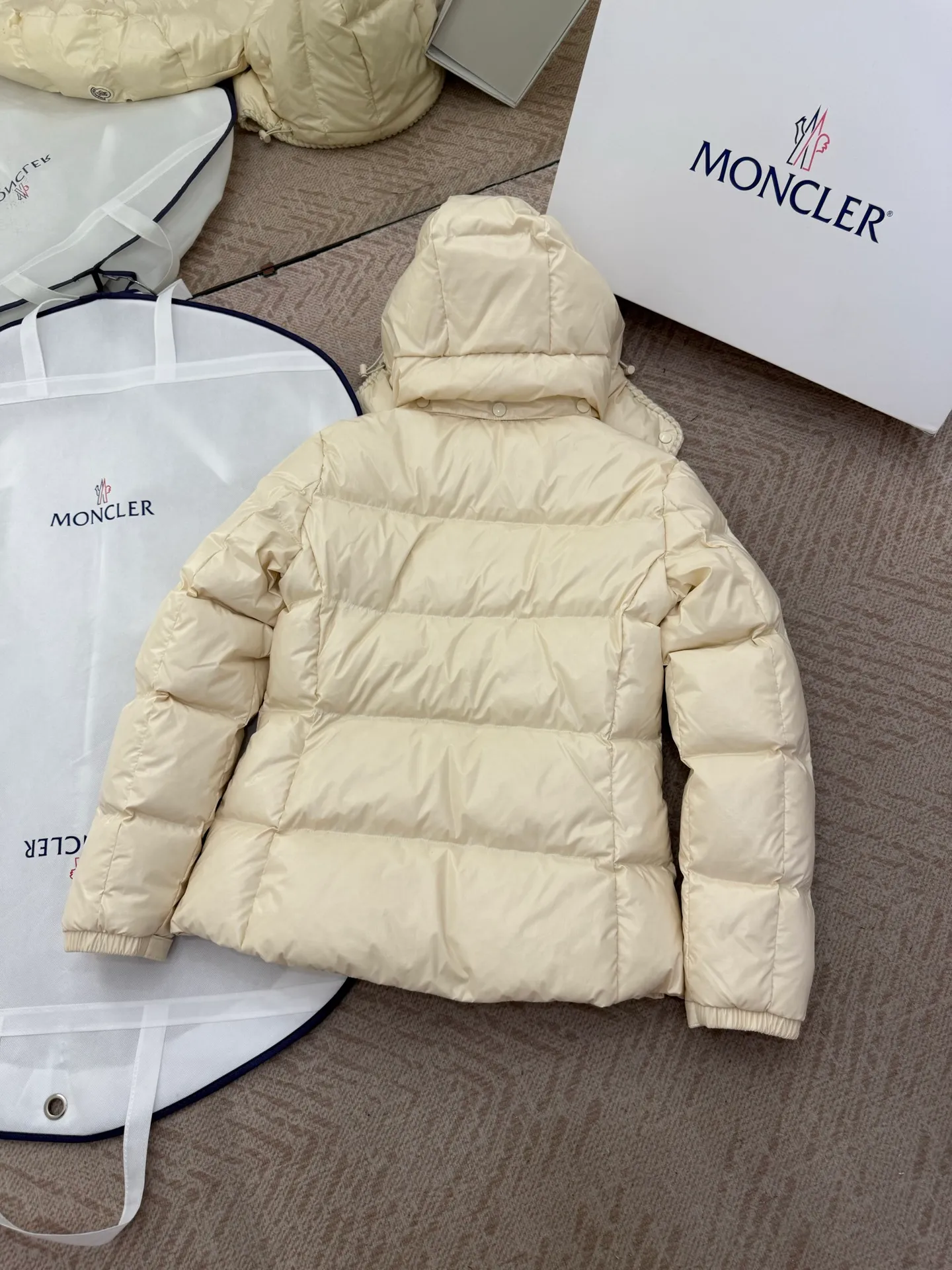 P940 Moncler/Moncler 25 new oil wax leather waisted GLAREIN hooded long-sleeved down jacket for women. Oil wax leather coated new fabric, slim design style, warm and slimming, 90% goose down filling, molded custom hardware. Color: red, white, blue, black Code number: 1-2-3-4
