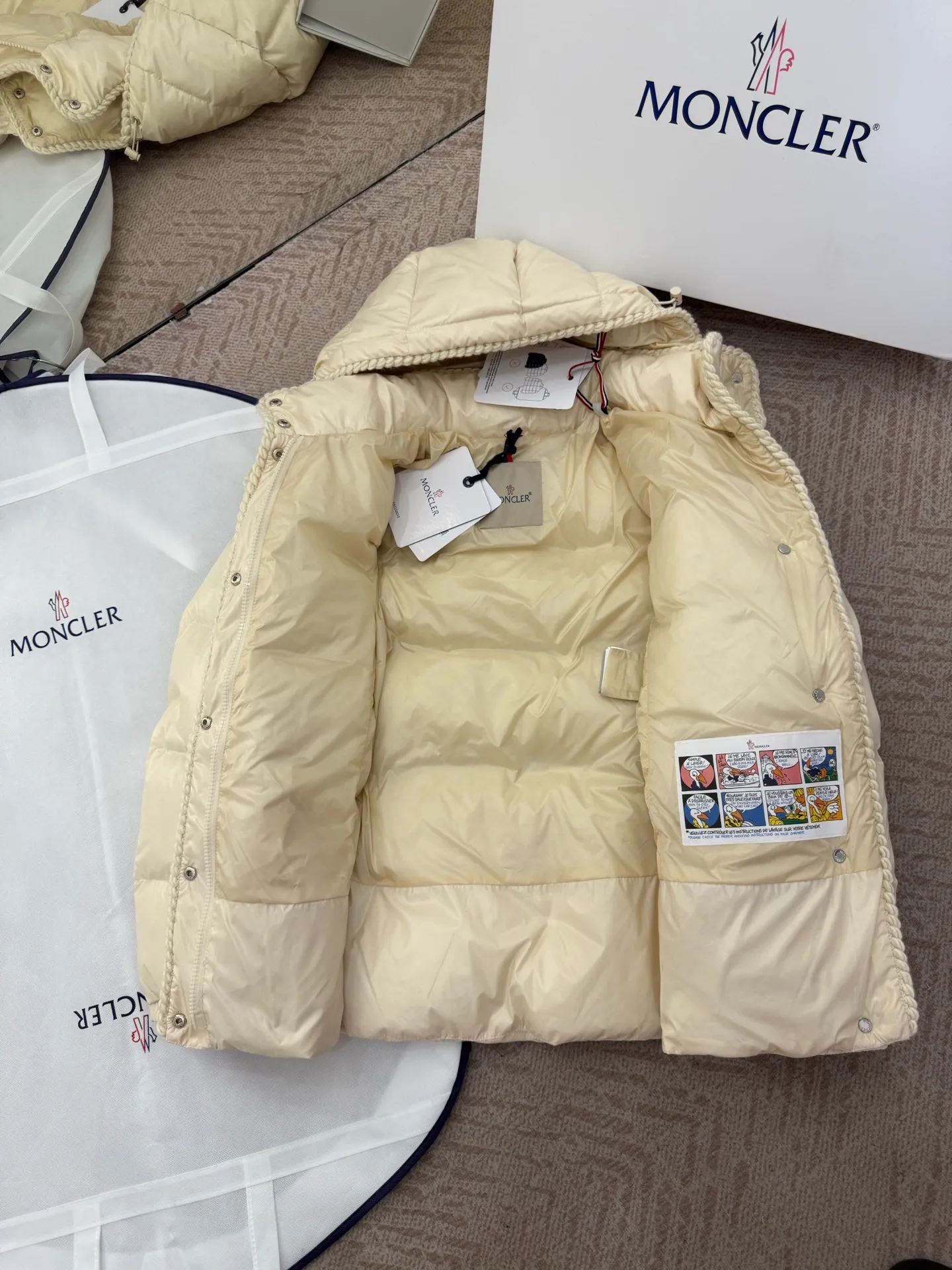 P940 Moncler/Moncler 25 new oil wax leather waisted GLAREIN hooded long-sleeved down jacket for women. Oil wax leather coated new fabric, slim design style, warm and slimming, 90% goose down filling, molded custom hardware. Color: red, white, blue, black Code number: 1-2-3-4