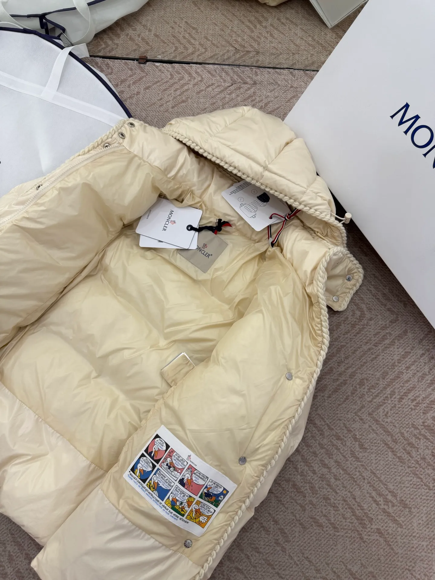 P940 Moncler/Moncler 25 new oil wax leather waisted GLAREIN hooded long-sleeved down jacket for women. Oil wax leather coated new fabric, slim design style, warm and slimming, 90% goose down filling, molded custom hardware. Color: red, white, blue, black Code number: 1-2-3-4