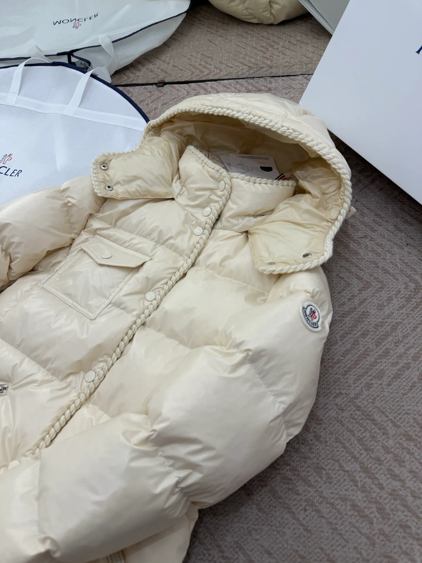 P940 Moncler/Moncler 25 new oil wax leather waisted GLAREIN hooded long-sleeved down jacket for women. Oil wax leather coated new fabric, slim design style, warm and slimming, 90% goose down filling, molded custom hardware. Color: red, white, blue, black Code number: 1-2-3-4