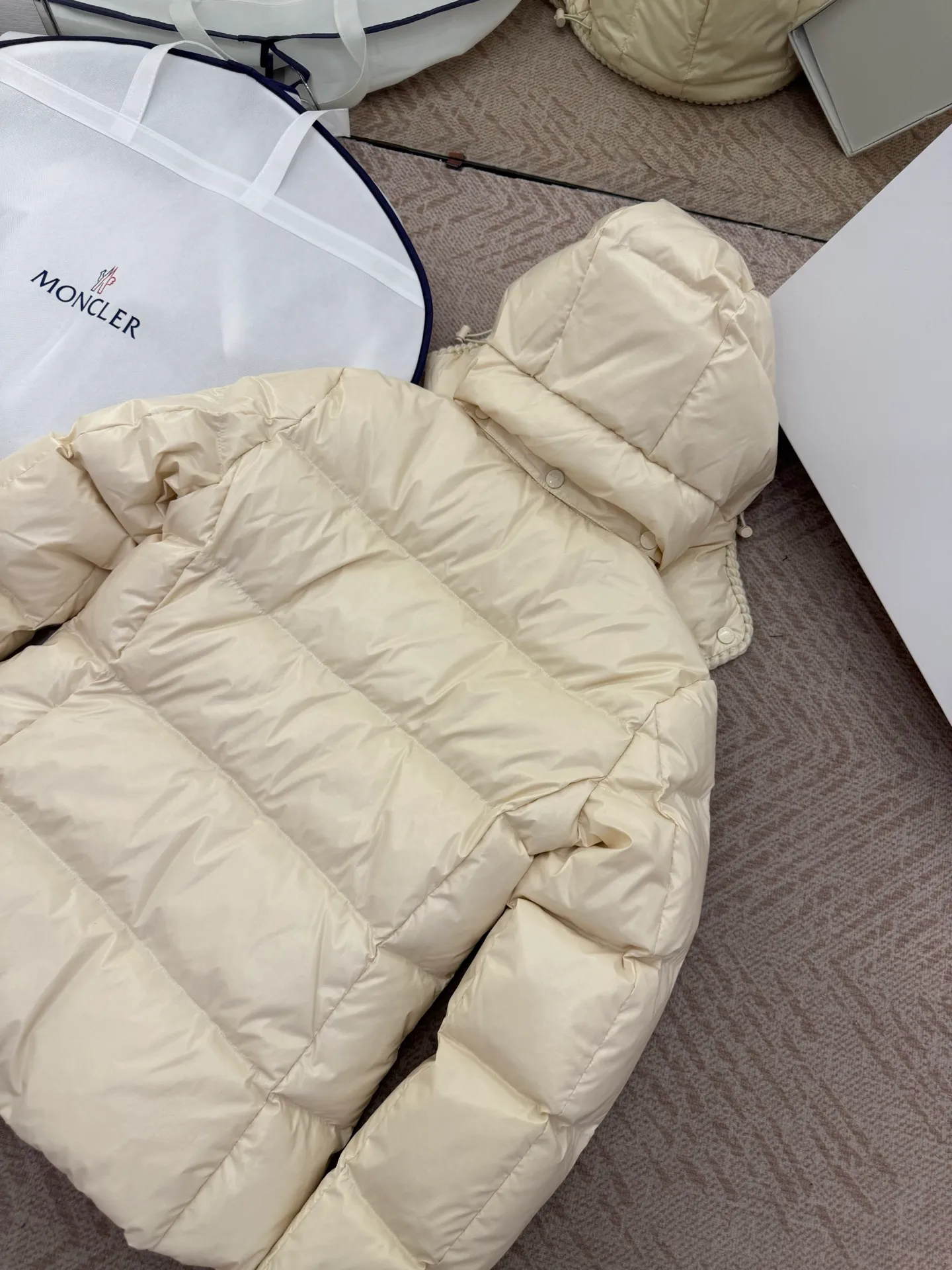 P940 Moncler/Moncler 25 new oil wax leather waisted GLAREIN hooded long-sleeved down jacket for women. Oil wax leather coated new fabric, slim design style, warm and slimming, 90% goose down filling, molded custom hardware. Color: red, white, blue, black Code number: 1-2-3-4