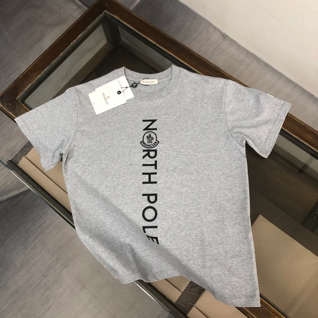P150 MONCLER 25 The latest short-sleeved T-shirt for couples~Featured brand printing design~The upper body of the fabric is comfortable and breathable, not stiff, slim cut, and made of high-end custom-made pure cotton fabric! The upper body is comfortable and stylish, and it can be worn alone as an inner layer. It is a must-have for fashionistas! ! ! Color: black, white, sapphire blue, gray Size: S M L XL (loose fit! Please state your height and weight when placing an order)