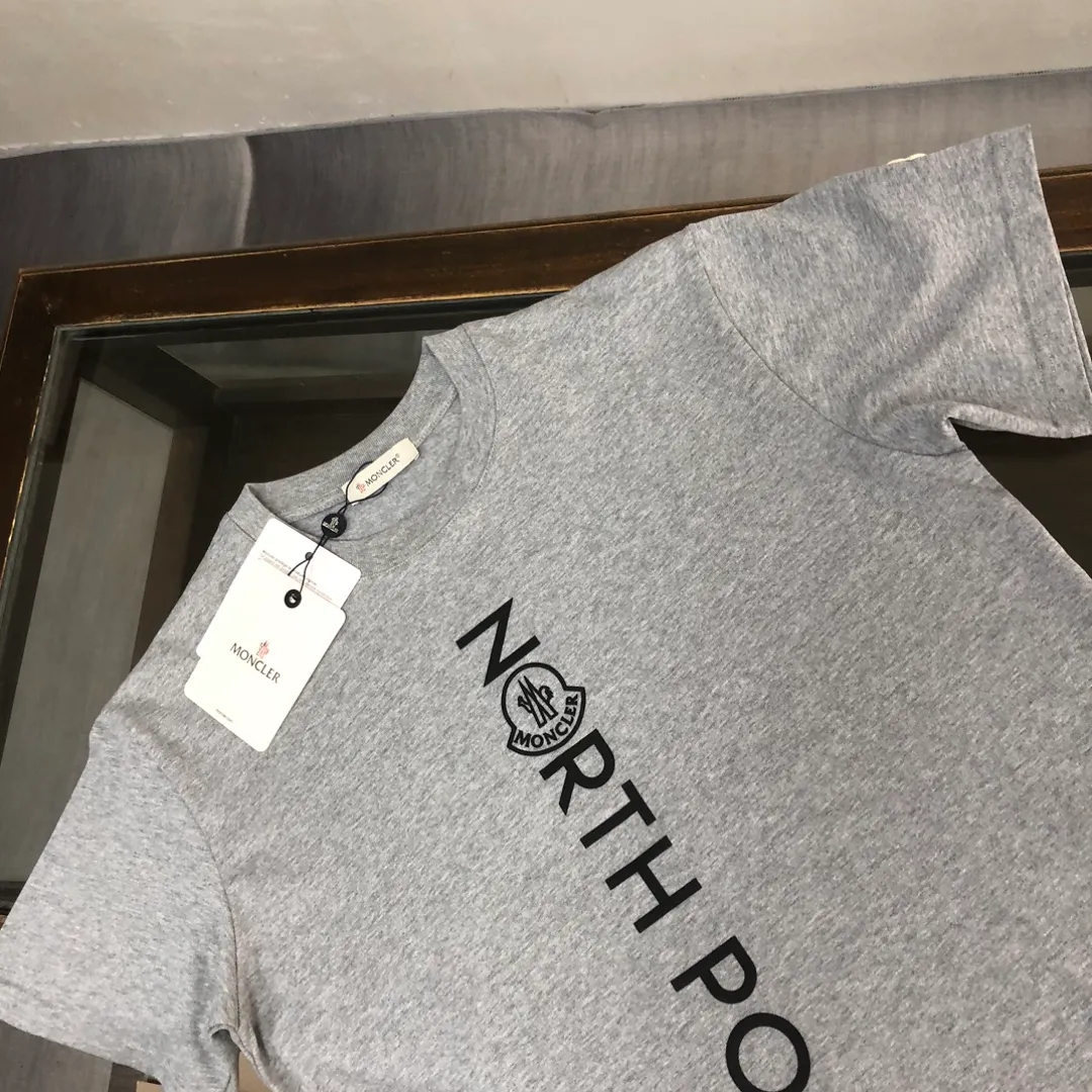 P150 MONCLER 25 The latest short-sleeved T-shirt for couples~Featured brand printing design~The upper body of the fabric is comfortable and breathable, not stiff, slim cut, and made of high-end custom-made pure cotton fabric! The upper body is comfortable and stylish, and it can be worn alone as an inner layer. It is a must-have for fashionistas! ! ! Color: black, white, sapphire blue, gray Size: S M L XL (loose fit! Please state your height and weight when placing an order)