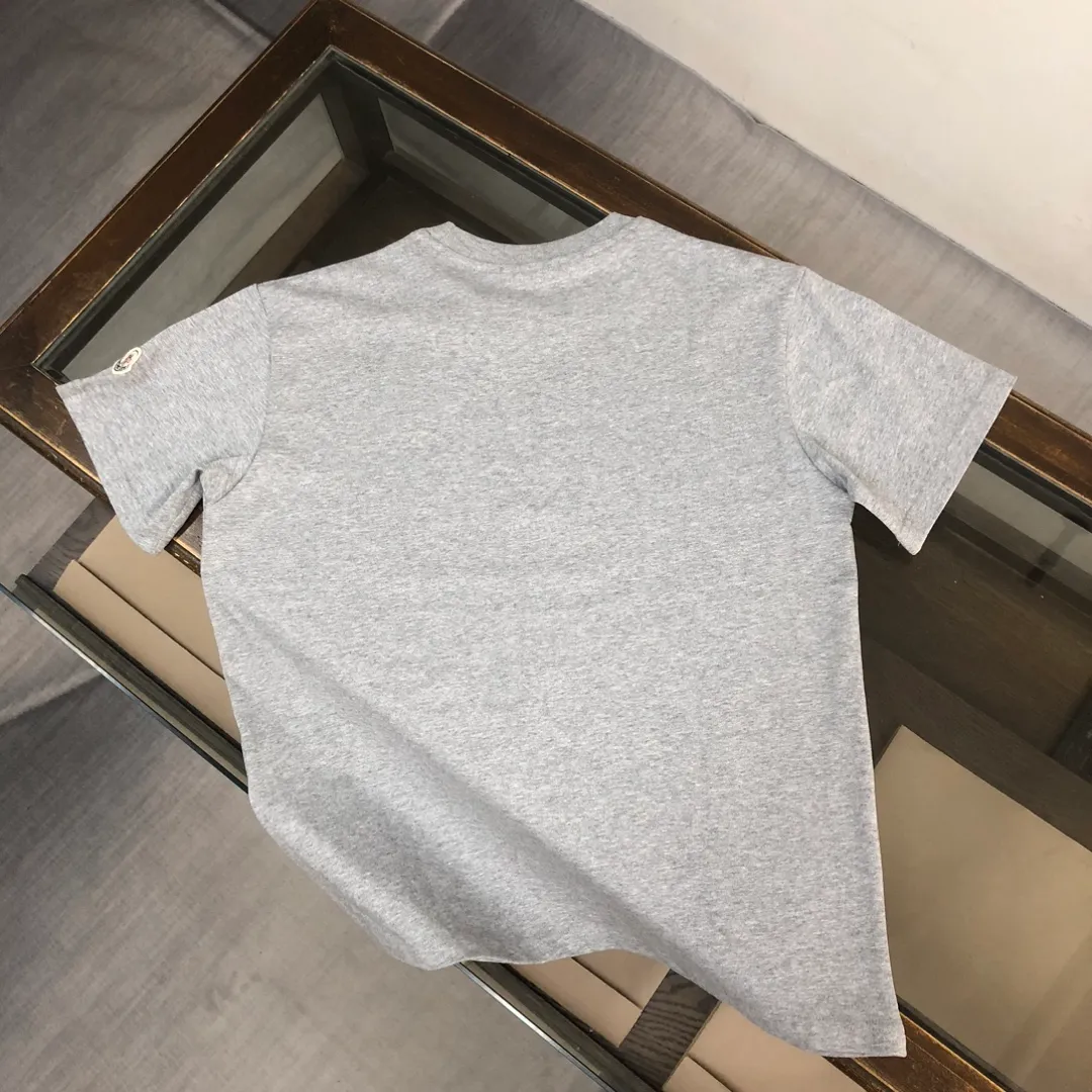 P150 MONCLER 25 The latest short-sleeved T-shirt for couples~Featured brand printing design~The upper body of the fabric is comfortable and breathable, not stiff, slim cut, and made of high-end custom-made pure cotton fabric! The upper body is comfortable and stylish, and it can be worn alone as an inner layer. It is a must-have for fashionistas! ! ! Color: black, white, sapphire blue, gray Size: S M L XL (loose fit! Please state your height and weight when placing an order)