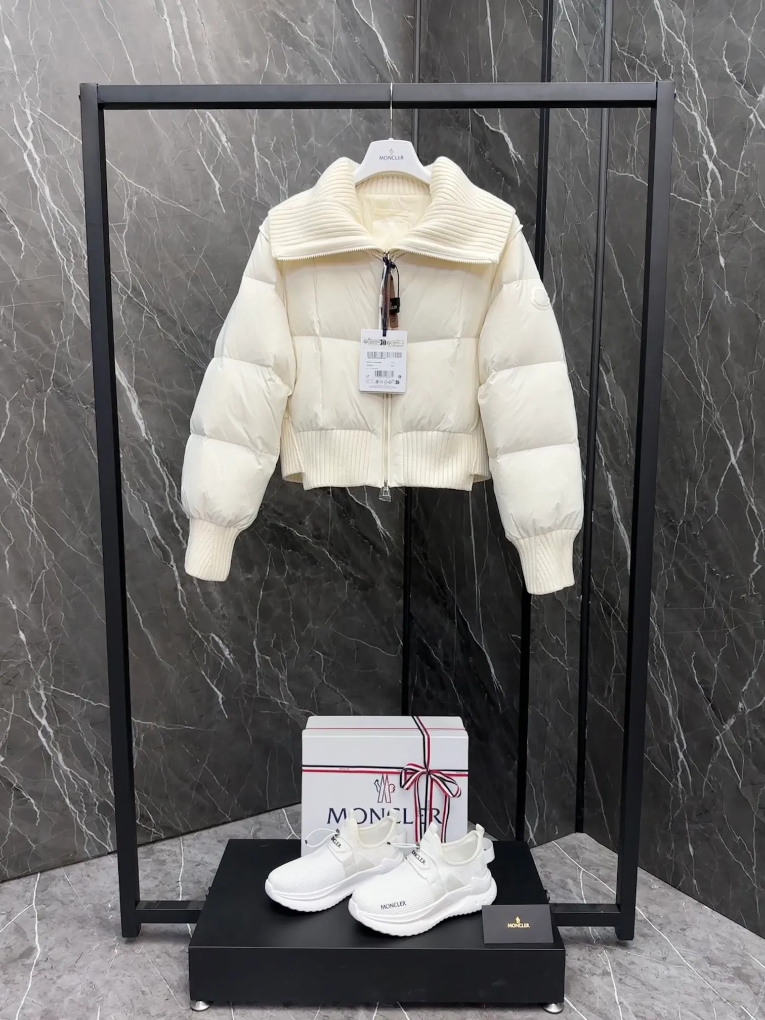 P820 special down ⬆️Moncler Jadeite/Moncler new women's spliced fake two-piece short down jacket. Retro French style. Special super white stemless goose down filling. The barcode model number is completely consistent with the official website. Brand new hanging tag. The hanging tag has built-in NFC electronic induction anti-counterfeiting. Supports multiple anti-counterfeiting verification. The factory comes standard with a full set of counter gift box packaging🎁. Distinguish all low-end products. The Jadeite short down jacket is dynamic and elegant, and its fake two-piece stitching design highlights the French retro aesthetic style of Moncler women's style.  The Jadeite Down Jacket is made from nylon, a silky, functional fabric. Designed in a cropped silhouette, it features a rich wool-blend collar and a double closure for extra protection. Create a flattering silhouette for everyday wear.  Details •Made from slub wool •Longue saison lining •Down filling •Fully shaped half-ingot stitch •7 needles •Zipper closure •Front hidden pocket •Hand-embroidered logo Size : 1-4 Cream D9788056780