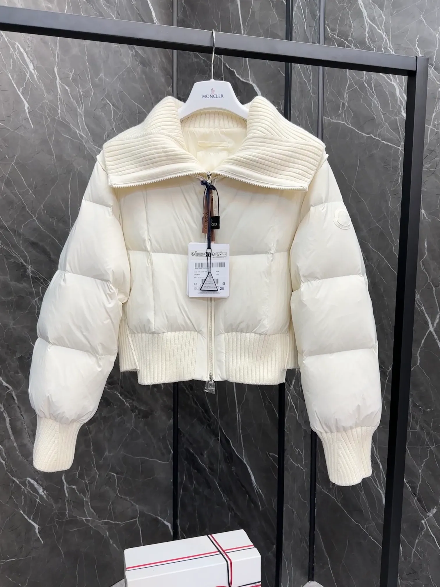 P820 special down ⬆️Moncler Jadeite/Moncler new women's spliced fake two-piece short down jacket. Retro French style. Special super white stemless goose down filling. The barcode model number is completely consistent with the official website. Brand new hanging tag. The hanging tag has built-in NFC electronic induction anti-counterfeiting. Supports multiple anti-counterfeiting verification. The factory comes standard with a full set of counter gift box packaging🎁. Distinguish all low-end products. The Jadeite short down jacket is dynamic and elegant, and its fake two-piece stitching design highlights the French retro aesthetic style of Moncler women's style.  The Jadeite Down Jacket is made from nylon, a silky, functional fabric. Designed in a cropped silhouette, it features a rich wool-blend collar and a double closure for extra protection. Create a flattering silhouette for everyday wear.  Details •Made from slub wool •Longue saison lining •Down filling •Fully shaped half-ingot stitch •7 needles •Zipper closure •Front hidden pocket •Hand-embroidered logo Size : 1-4 Cream D9788056780