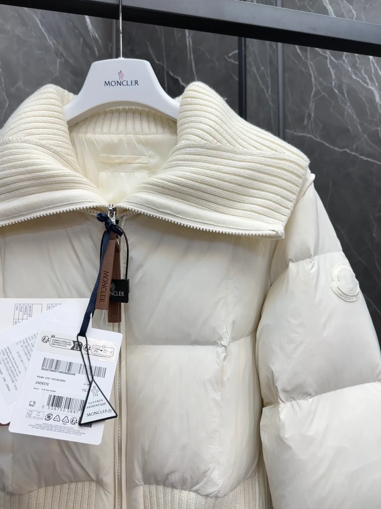 P820 special down ⬆️Moncler Jadeite/Moncler new women's spliced fake two-piece short down jacket. Retro French style. Special super white stemless goose down filling. The barcode model number is completely consistent with the official website. Brand new hanging tag. The hanging tag has built-in NFC electronic induction anti-counterfeiting. Supports multiple anti-counterfeiting verification. The factory comes standard with a full set of counter gift box packaging🎁. Distinguish all low-end products. The Jadeite short down jacket is dynamic and elegant, and its fake two-piece stitching design highlights the French retro aesthetic style of Moncler women's style.  The Jadeite Down Jacket is made from nylon, a silky, functional fabric. Designed in a cropped silhouette, it features a rich wool-blend collar and a double closure for extra protection. Create a flattering silhouette for everyday wear.  Details •Made from slub wool •Longue saison lining •Down filling •Fully shaped half-ingot stitch •7 needles •Zipper closure •Front hidden pocket •Hand-embroidered logo Size : 1-4 Cream D9788056780