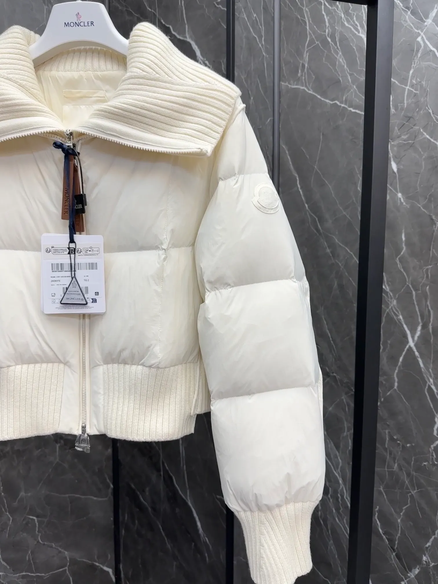 P820 special down ⬆️Moncler Jadeite/Moncler new women's spliced fake two-piece short down jacket. Retro French style. Special super white stemless goose down filling. The barcode model number is completely consistent with the official website. Brand new hanging tag. The hanging tag has built-in NFC electronic induction anti-counterfeiting. Supports multiple anti-counterfeiting verification. The factory comes standard with a full set of counter gift box packaging🎁. Distinguish all low-end products. The Jadeite short down jacket is dynamic and elegant, and its fake two-piece stitching design highlights the French retro aesthetic style of Moncler women's style.  The Jadeite Down Jacket is made from nylon, a silky, functional fabric. Designed in a cropped silhouette, it features a rich wool-blend collar and a double closure for extra protection. Create a flattering silhouette for everyday wear.  Details •Made from slub wool •Longue saison lining •Down filling •Fully shaped half-ingot stitch •7 needles •Zipper closure •Front hidden pocket •Hand-embroidered logo Size : 1-4 Cream D9788056780