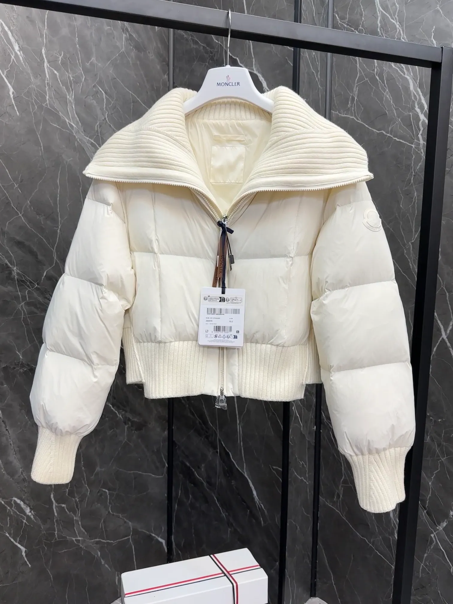 P820 special down ⬆️Moncler Jadeite/Moncler new women's spliced fake two-piece short down jacket. Retro French style. Special super white stemless goose down filling. The barcode model number is completely consistent with the official website. Brand new hanging tag. The hanging tag has built-in NFC electronic induction anti-counterfeiting. Supports multiple anti-counterfeiting verification. The factory comes standard with a full set of counter gift box packaging🎁. Distinguish all low-end products. The Jadeite short down jacket is dynamic and elegant, and its fake two-piece stitching design highlights the French retro aesthetic style of Moncler women's style.  The Jadeite Down Jacket is made from nylon, a silky, functional fabric. Designed in a cropped silhouette, it features a rich wool-blend collar and a double closure for extra protection. Create a flattering silhouette for everyday wear.  Details •Made from slub wool •Longue saison lining •Down filling •Fully shaped half-ingot stitch •7 needles •Zipper closure •Front hidden pocket •Hand-embroidered logo Size : 1-4 Cream D9788056780