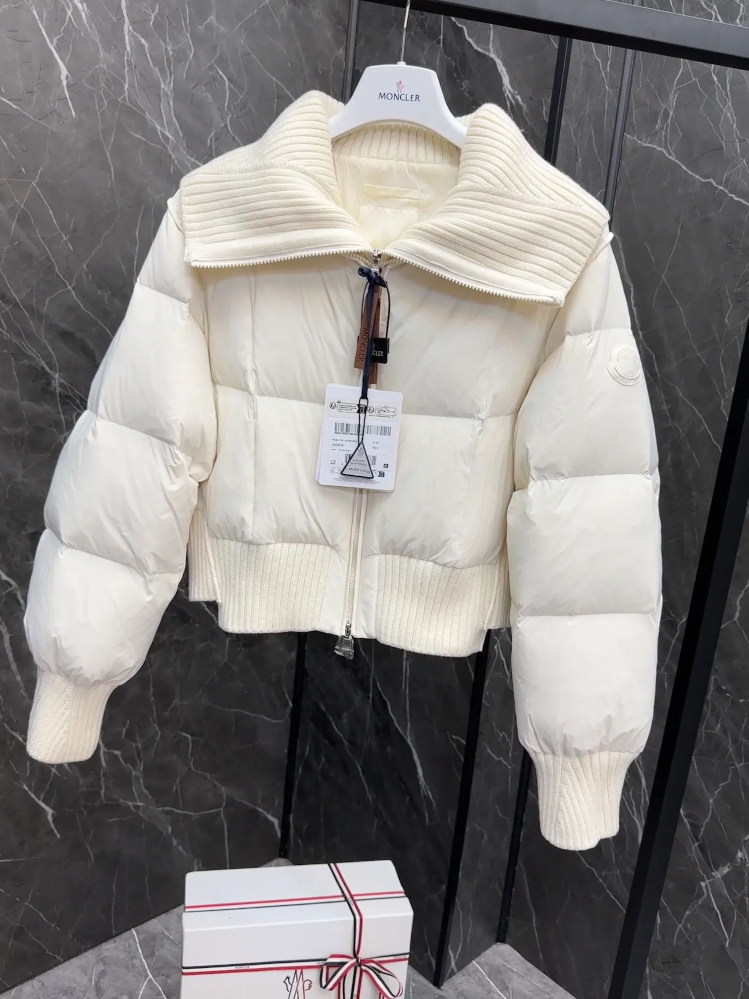 P820 special down ⬆️Moncler Jadeite/Moncler new women's spliced fake two-piece short down jacket. Retro French style. Special super white stemless goose down filling. The barcode model number is completely consistent with the official website. Brand new hanging tag. The hanging tag has built-in NFC electronic induction anti-counterfeiting. Supports multiple anti-counterfeiting verification. The factory comes standard with a full set of counter gift box packaging🎁. Distinguish all low-end products. The Jadeite short down jacket is dynamic and elegant, and its fake two-piece stitching design highlights the French retro aesthetic style of Moncler women's style.  The Jadeite Down Jacket is made from nylon, a silky, functional fabric. Designed in a cropped silhouette, it features a rich wool-blend collar and a double closure for extra protection. Create a flattering silhouette for everyday wear.  Details •Made from slub wool •Longue saison lining •Down filling •Fully shaped half-ingot stitch •7 needles •Zipper closure •Front hidden pocket •Hand-embroidered logo Size : 1-4 Cream D9788056780