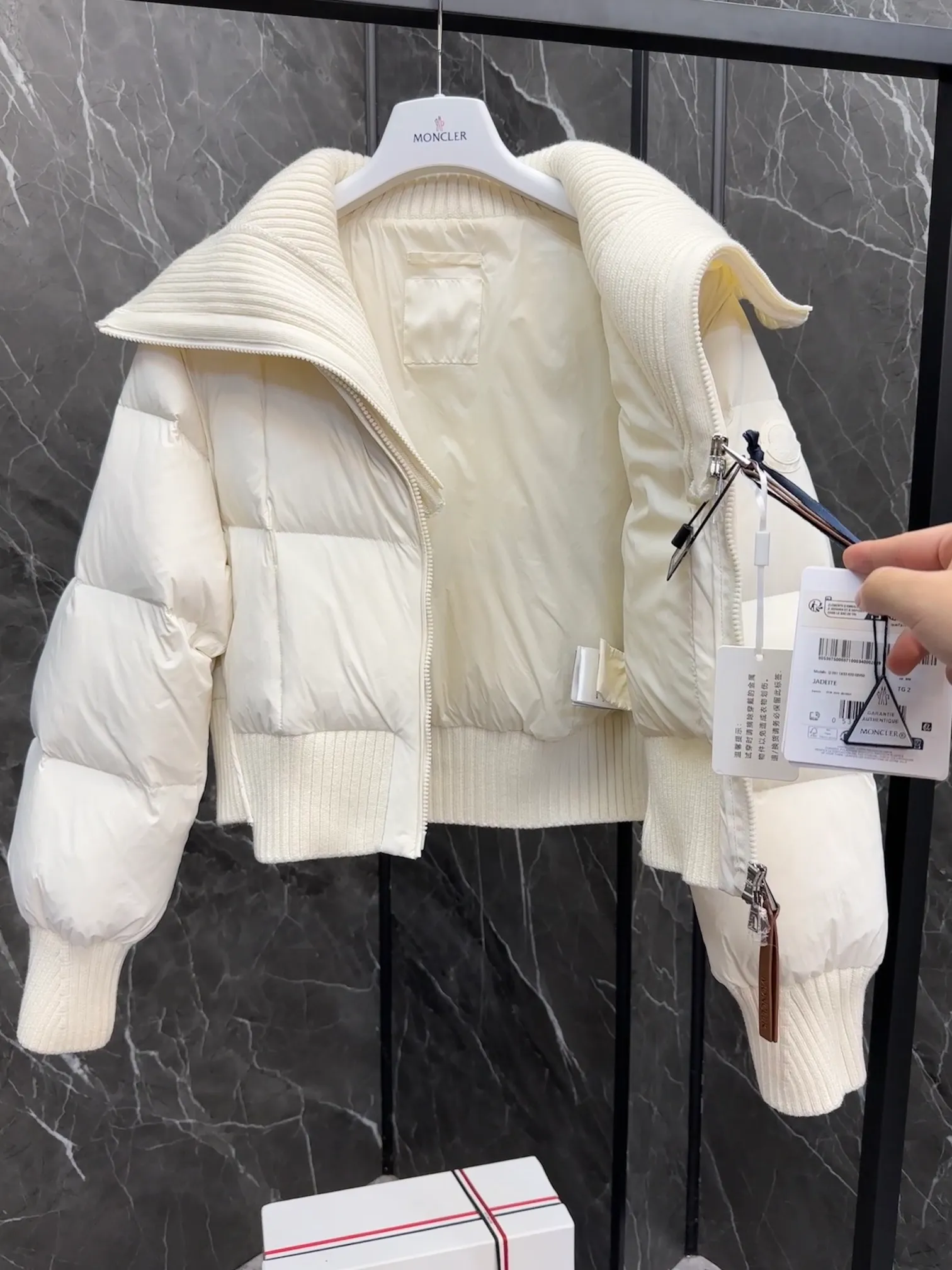P820 special down ⬆️Moncler Jadeite/Moncler new women's spliced fake two-piece short down jacket. Retro French style. Special super white stemless goose down filling. The barcode model number is completely consistent with the official website. Brand new hanging tag. The hanging tag has built-in NFC electronic induction anti-counterfeiting. Supports multiple anti-counterfeiting verification. The factory comes standard with a full set of counter gift box packaging🎁. Distinguish all low-end products. The Jadeite short down jacket is dynamic and elegant, and its fake two-piece stitching design highlights the French retro aesthetic style of Moncler women's style.  The Jadeite Down Jacket is made from nylon, a silky, functional fabric. Designed in a cropped silhouette, it features a rich wool-blend collar and a double closure for extra protection. Create a flattering silhouette for everyday wear.  Details •Made from slub wool •Longue saison lining •Down filling •Fully shaped half-ingot stitch •7 needles •Zipper closure •Front hidden pocket •Hand-embroidered logo Size : 1-4 Cream D9788056780