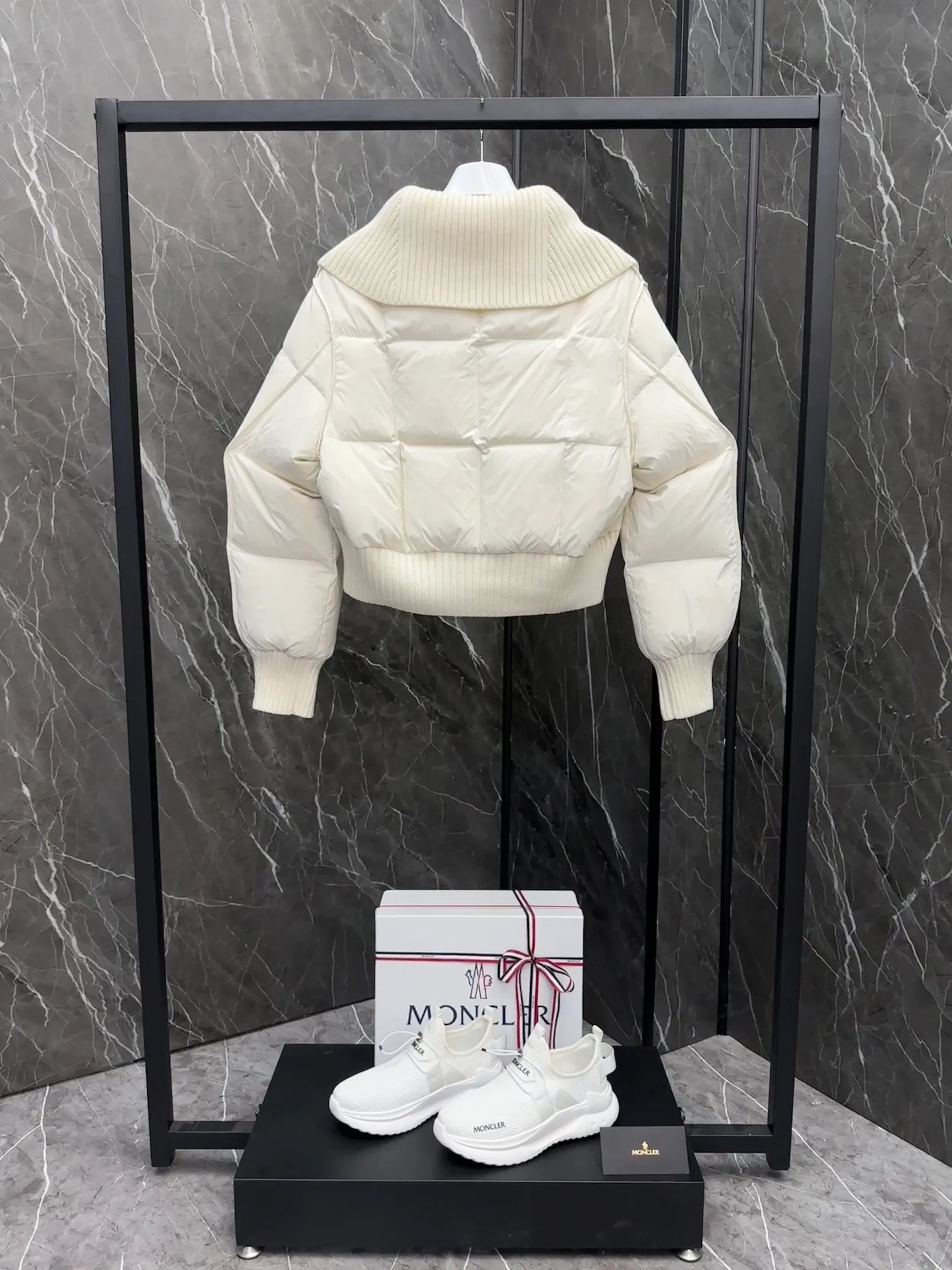 P820 special down ⬆️Moncler Jadeite/Moncler new women's spliced fake two-piece short down jacket. Retro French style. Special super white stemless goose down filling. The barcode model number is completely consistent with the official website. Brand new hanging tag. The hanging tag has built-in NFC electronic induction anti-counterfeiting. Supports multiple anti-counterfeiting verification. The factory comes standard with a full set of counter gift box packaging🎁. Distinguish all low-end products. The Jadeite short down jacket is dynamic and elegant, and its fake two-piece stitching design highlights the French retro aesthetic style of Moncler women's style.  The Jadeite Down Jacket is made from nylon, a silky, functional fabric. Designed in a cropped silhouette, it features a rich wool-blend collar and a double closure for extra protection. Create a flattering silhouette for everyday wear.  Details •Made from slub wool •Longue saison lining •Down filling •Fully shaped half-ingot stitch •7 needles •Zipper closure •Front hidden pocket •Hand-embroidered logo Size : 1-4 Cream D9788056780