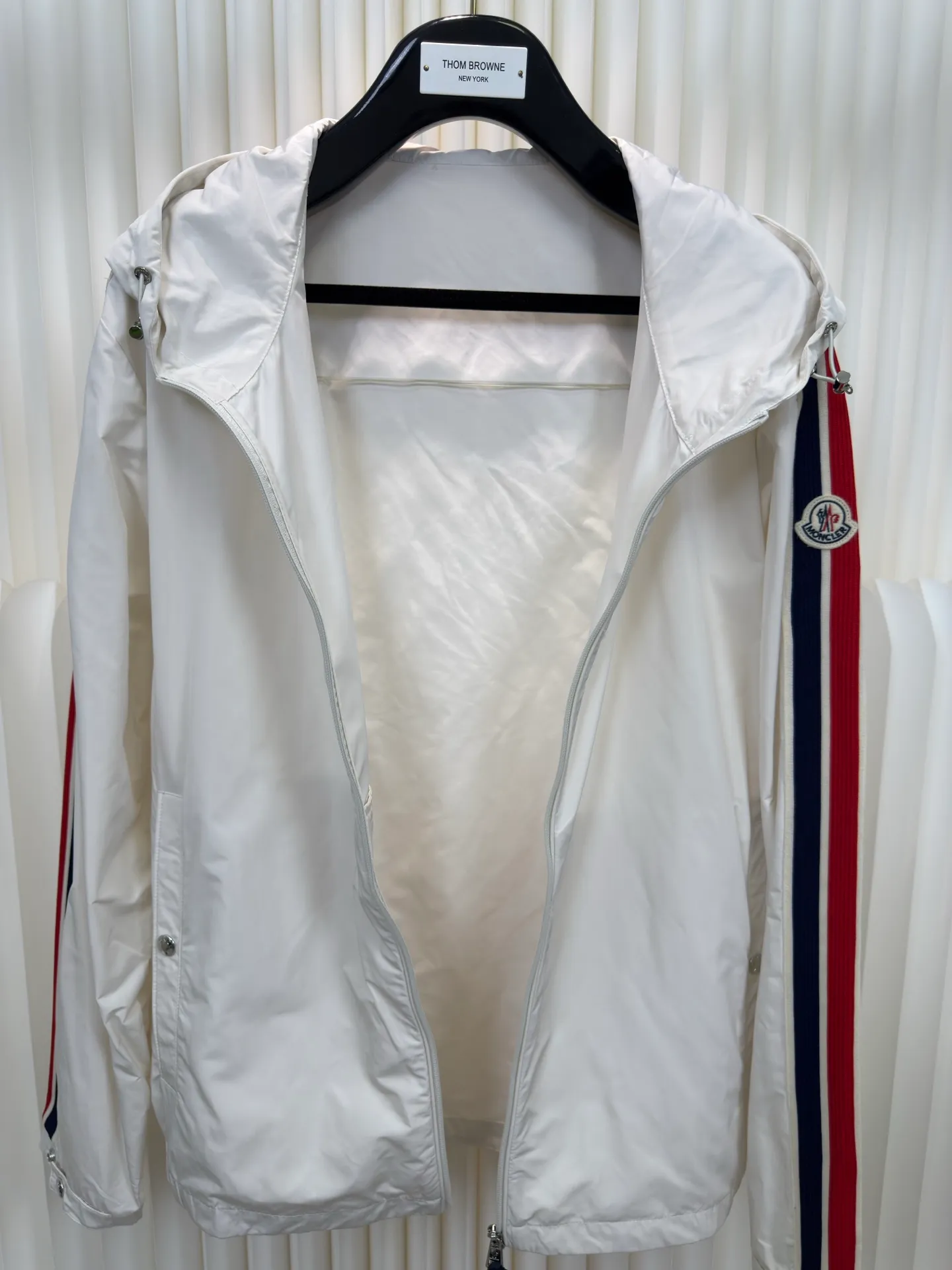P570 MONCLER lightweight jacket with web trim at the mouth is made of 100% polyester fiber to create a tough protective outer layer. It is famous for its excellent tear resistance and wear resistance. It can quickly return to flatness during wearing and maintain the crisp and stylish appearance of the clothing for a long time. At the same time, it is not easy to deform after being washed for a long time.  Decorative edging in two different colors has been added to the center section of the sleeves. This design element not only adds visual highlights to clothing, making it more fashionable and unique. The webbing is precisely positioned along the cuffs to the seam of the collar and hat to ensure symmetry and overall smoothness. Before actual sewing, use very fine basting stitches for pre-fixing. This step is crucial to prevent the webbing from slipping, twisting, or wrinkling during sewing and ensuring that the final stitch is straight and perfect. Size 1 2 3 4