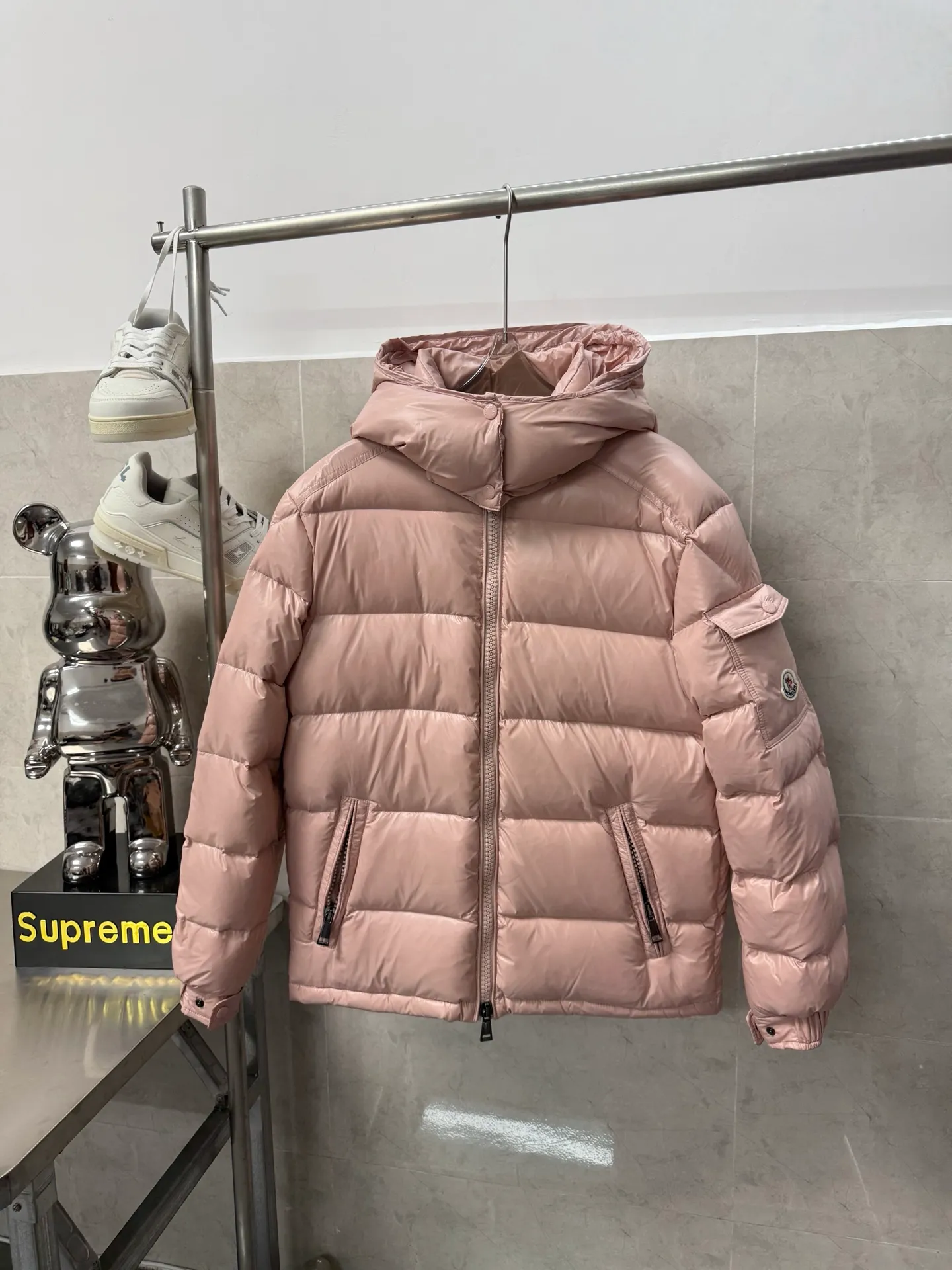P740 Moncler Maya zipper hooded nylon thermal down jacket Counter classic color gouache peach pink This down jacket is inspired by the Italian Paninaro culture of the 1980s Updated with a range of soft colors and molded details Made of durable nylon paint Can cope with any unforeseen weather This model features a super smart design with detachable hood and performance ensures comfort and freedom of movement Color: Black White Pink Size: 12345