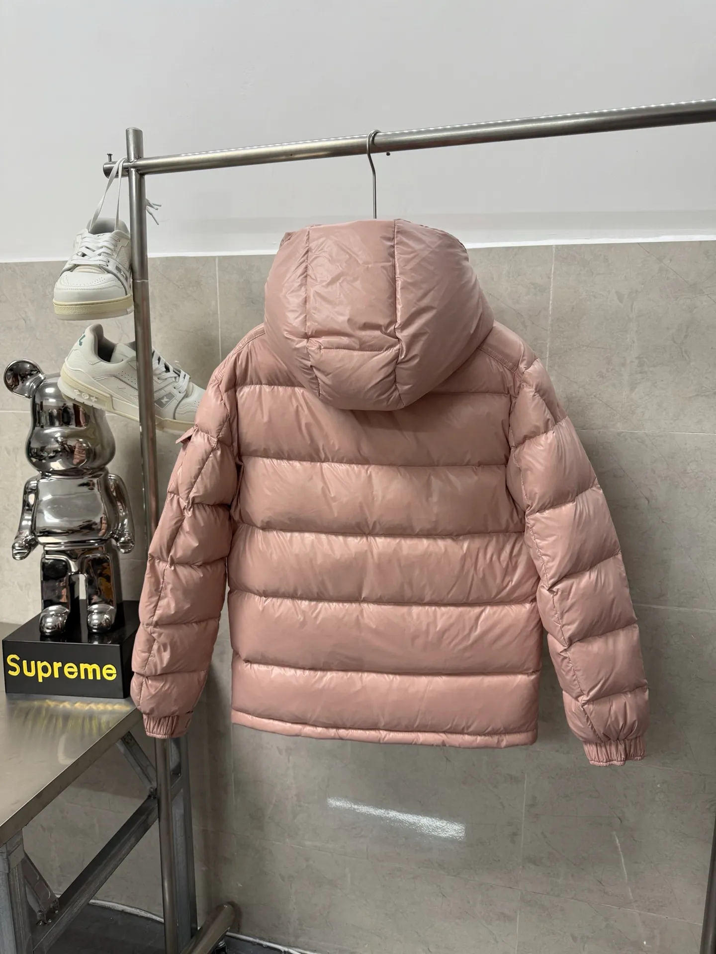 P740 Moncler Maya zipper hooded nylon thermal down jacket Counter classic color gouache peach pink This down jacket is inspired by the Italian Paninaro culture of the 1980s Updated with a range of soft colors and molded details Made of durable nylon paint Can cope with any unforeseen weather This model features a super smart design with detachable hood and performance ensures comfort and freedom of movement Color: Black White Pink Size: 12345