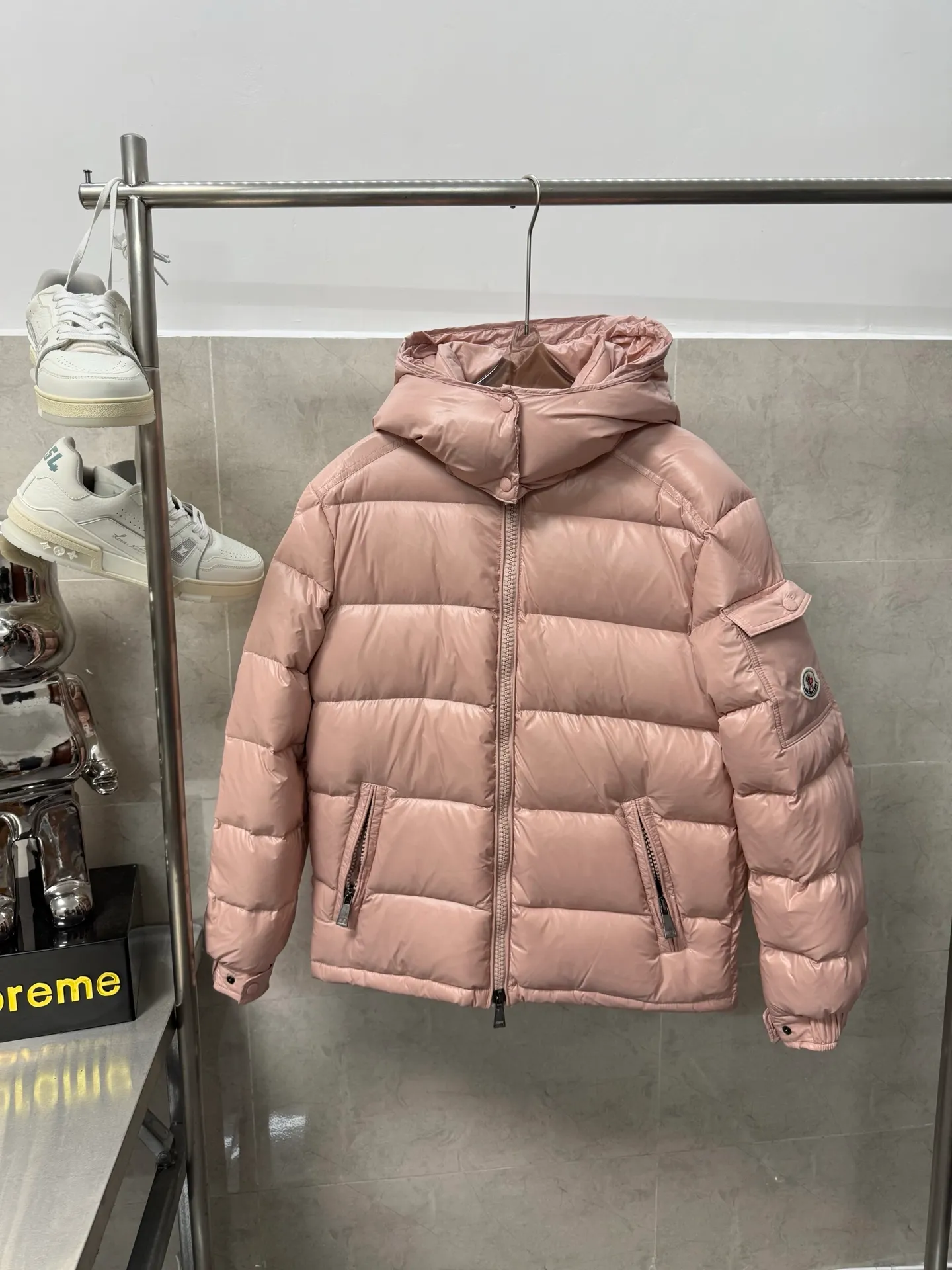 P740 Moncler Maya zipper hooded nylon thermal down jacket Counter classic color gouache peach pink This down jacket is inspired by the Italian Paninaro culture of the 1980s Updated with a range of soft colors and molded details Made of durable nylon paint Can cope with any unforeseen weather This model features a super smart design with detachable hood and performance ensures comfort and freedom of movement Color: Black White Pink Size: 12345