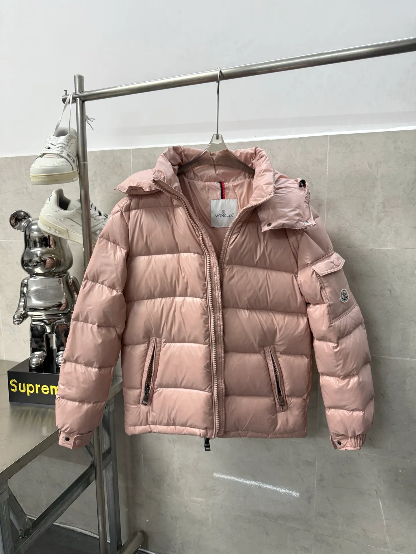 P740 Moncler Maya zipper hooded nylon thermal down jacket Counter classic color gouache peach pink This down jacket is inspired by the Italian Paninaro culture of the 1980s Updated with a range of soft colors and molded details Made of durable nylon paint Can cope with any unforeseen weather This model features a super smart design with detachable hood and performance ensures comfort and freedom of movement Color: Black White Pink Size: 12345