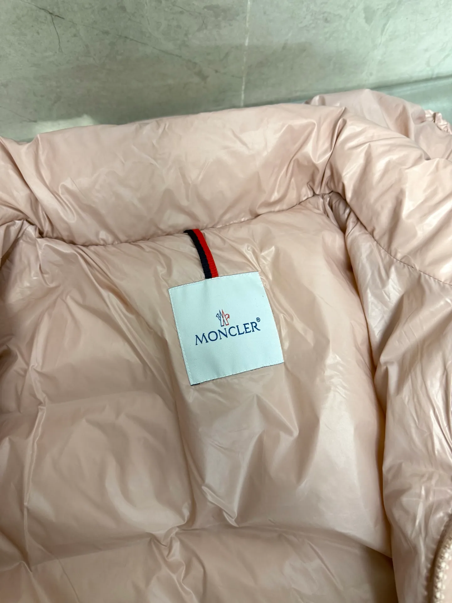 P740 Moncler Maya zipper hooded nylon thermal down jacket Counter classic color gouache peach pink This down jacket is inspired by the Italian Paninaro culture of the 1980s Updated with a range of soft colors and molded details Made of durable nylon paint Can cope with any unforeseen weather This model features a super smart design with detachable hood and performance ensures comfort and freedom of movement Color: Black White Pink Size: 12345
