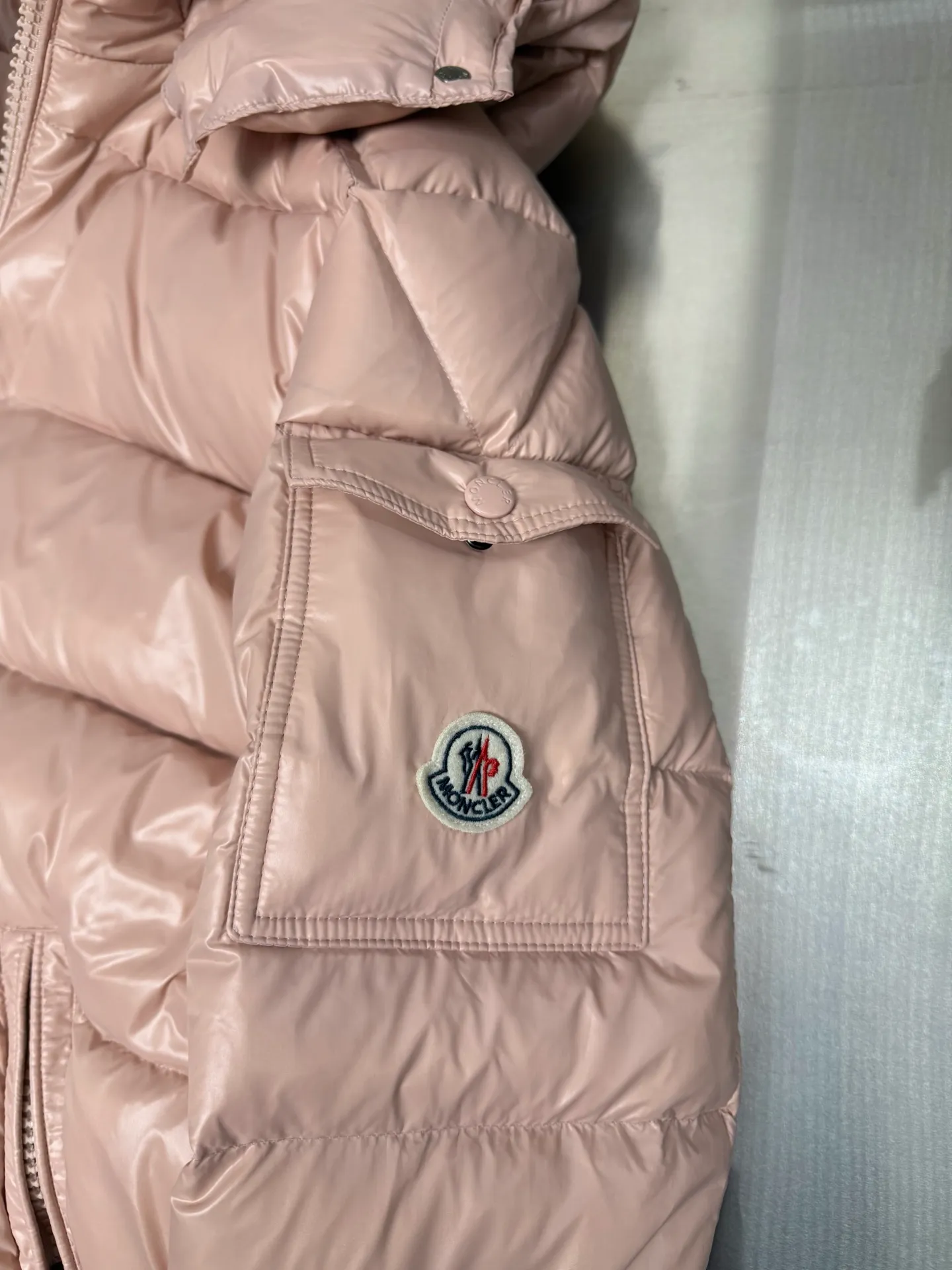 P740 Moncler Maya zipper hooded nylon thermal down jacket Counter classic color gouache peach pink This down jacket is inspired by the Italian Paninaro culture of the 1980s Updated with a range of soft colors and molded details Made of durable nylon paint Can cope with any unforeseen weather This model features a super smart design with detachable hood and performance ensures comfort and freedom of movement Color: Black White Pink Size: 12345