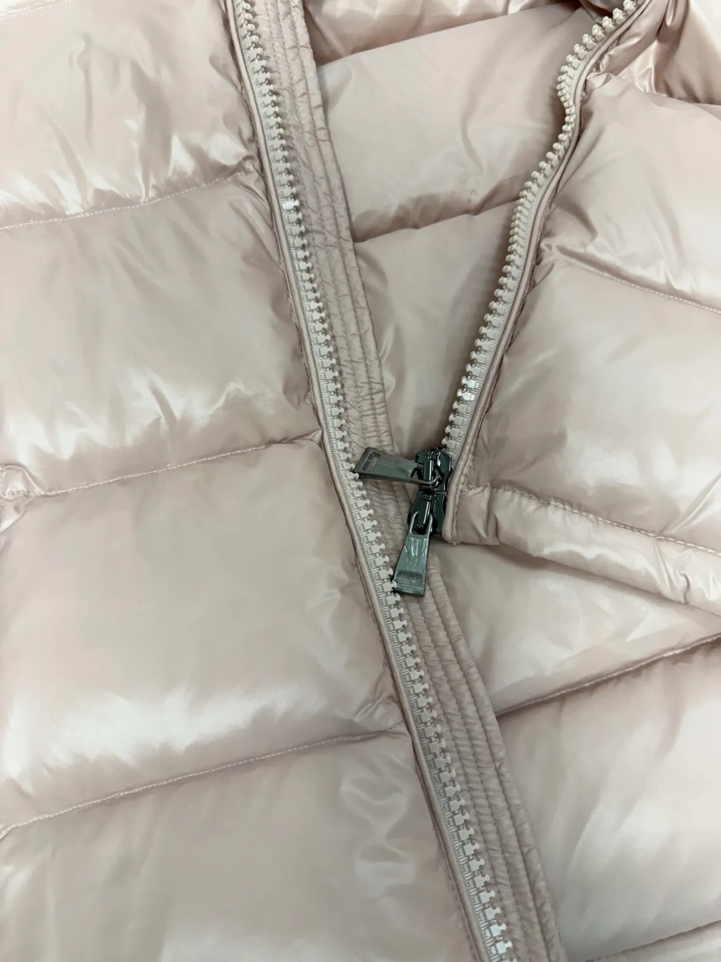 P740 Moncler Maya zipper hooded nylon thermal down jacket Counter classic color gouache peach pink This down jacket is inspired by the Italian Paninaro culture of the 1980s Updated with a range of soft colors and molded details Made of durable nylon paint Can cope with any unforeseen weather This model features a super smart design with detachable hood and performance ensures comfort and freedom of movement Color: Black White Pink Size: 12345