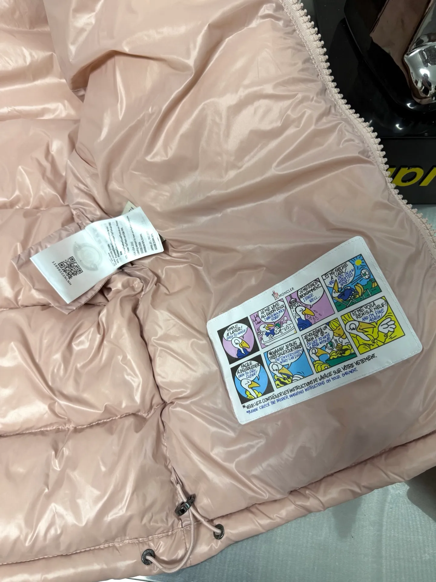 P740 Moncler Maya zipper hooded nylon thermal down jacket Counter classic color gouache peach pink This down jacket is inspired by the Italian Paninaro culture of the 1980s Updated with a range of soft colors and molded details Made of durable nylon paint Can cope with any unforeseen weather This model features a super smart design with detachable hood and performance ensures comfort and freedom of movement Color: Black White Pink Size: 12345