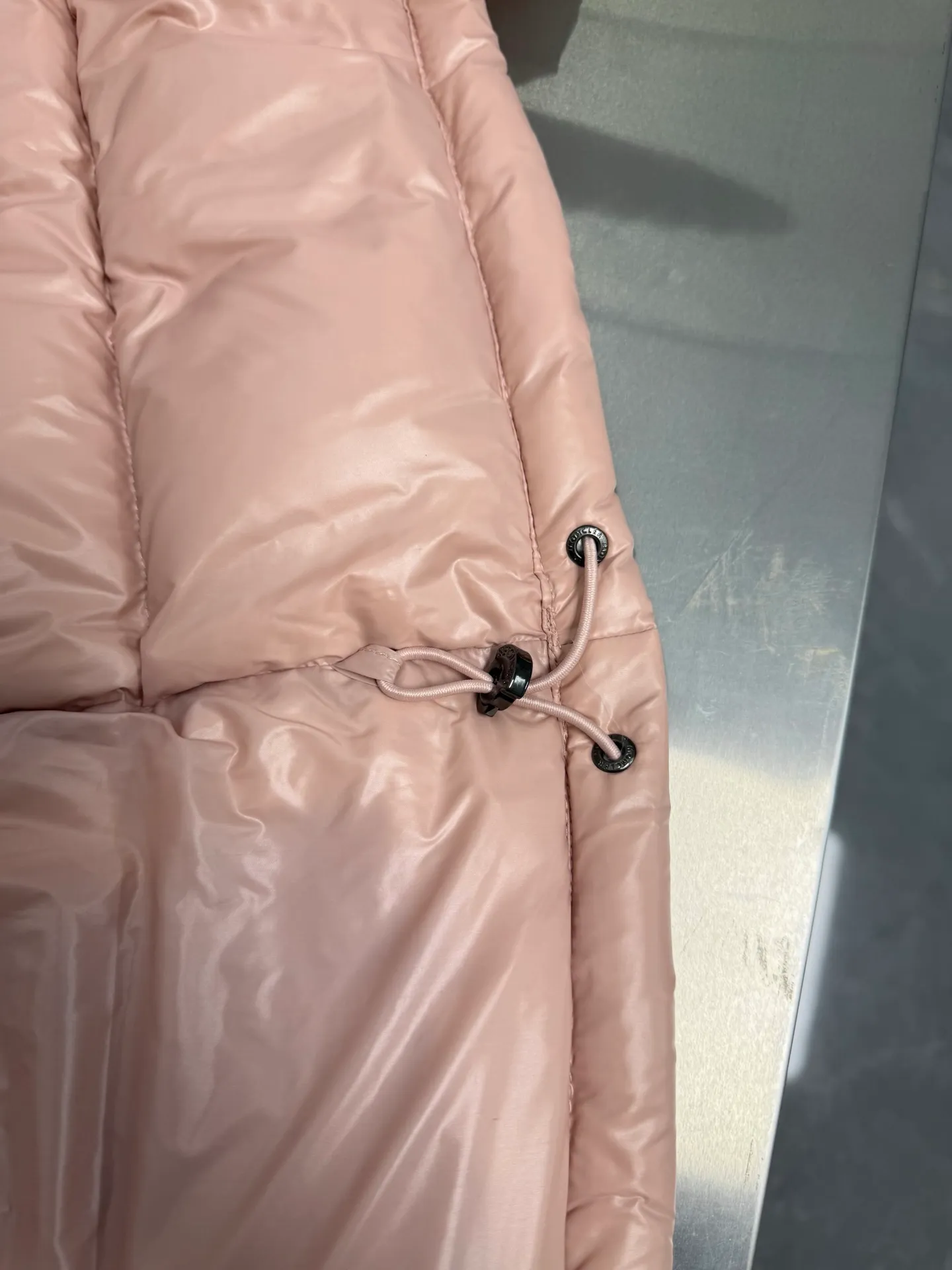 P740 Moncler Maya zipper hooded nylon thermal down jacket Counter classic color gouache peach pink This down jacket is inspired by the Italian Paninaro culture of the 1980s Updated with a range of soft colors and molded details Made of durable nylon paint Can cope with any unforeseen weather This model features a super smart design with detachable hood and performance ensures comfort and freedom of movement Color: Black White Pink Size: 12345