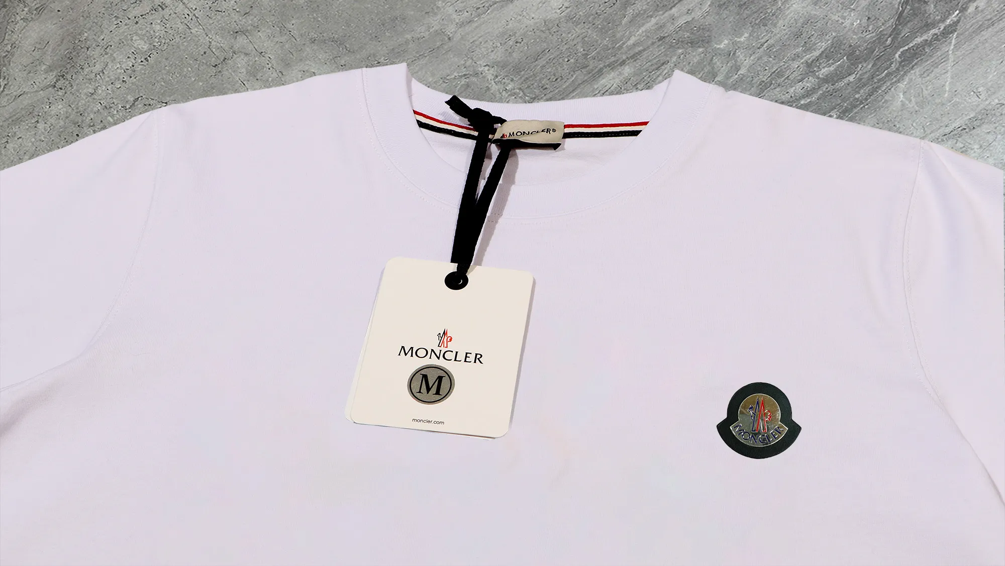 P210 High-version sweatshirt) [Long-term stock] 〖𝐌𝐎𝐍𝐂𝐋𝐄𝐑~Mask〗 Made of 440g heavy-weight fabric. It is different from the market currency. It can be matched with any variety and is properly handsome. 😎The whole dress is made of double waistcoats. The double waistcoats make the whole dress more three-dimensional. Not ordinary factories can do such fine work. 2025 Spring runway version of the T stage, on sale at the counter, round neck terry sweatshirt, high-end double-strand pure cotton, custom-made stretch ribs, dyed in the same vat, complete with three standards, matched with exquisite embroidered LOGO on the chest, simple and advanced, same style for men and women. Color: black, apricot, white, size: S M L XL 2XL