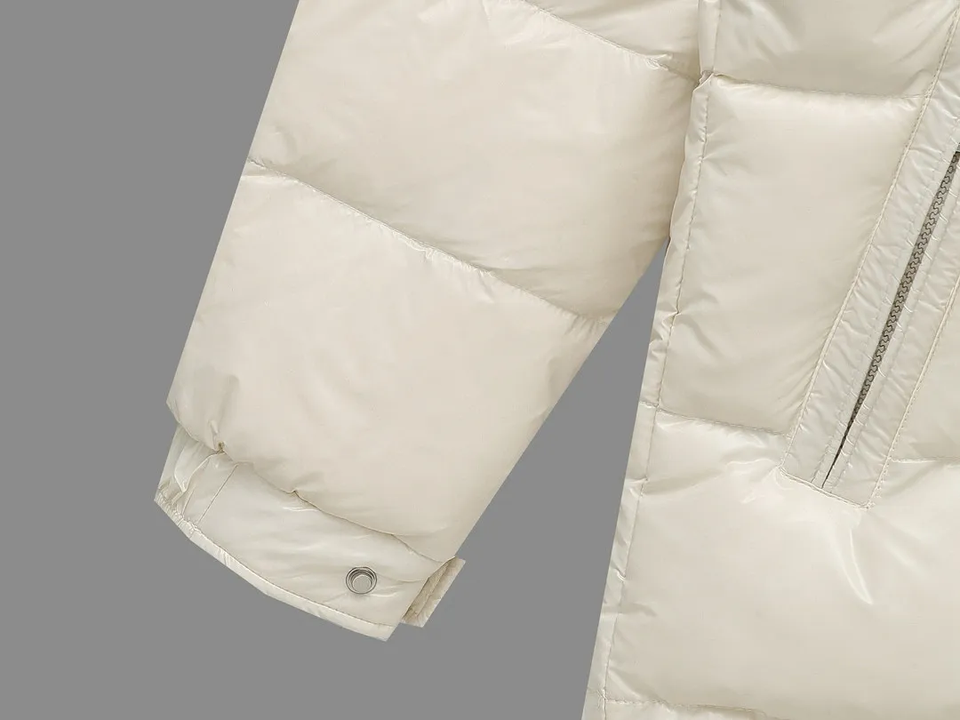 P720 MONCLER Meng Mouth Maya Down Jacket: Color/off-white, black Size: M. L. Zipper pendant with custom logo Fabric: 400D bright nylon, anti-fouling, anti-wrinkle, waterproof and windproof, very wear-resistant, breathable and comfortable.           Embroidery: Straight lines, smooth curves, dense and neat stitches, no jagged edges, flat embroidery surface, no skewed threads, consistent stitch length, no bottom exposed, no overlap, smooth embroidery surface, no ink marks and other stains. Advanced imported embroidery machines are used to ensure embroidery quality.