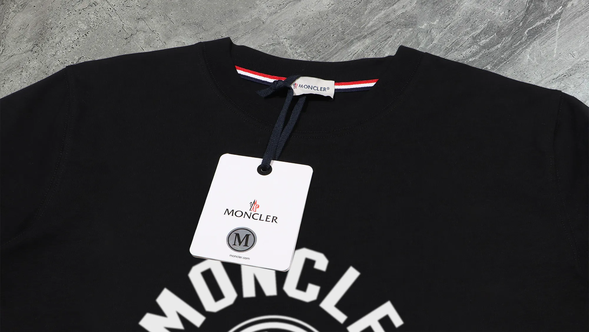 P210 High-version sweatshirt) [Long-term stock] 〖𝐌𝐎𝐍𝐂𝐋𝐄𝐑~Mask〗 Made of 440g heavy-weight fabric. It is different from the market currency. It can be matched with any variety and is properly handsome. 😎The whole dress is made of double waistcoats. The double waistcoats make the whole dress more three-dimensional. Not ordinary factories can do such fine work. 2025 Spring runway version of the T stage, on sale at the counter, round neck terry sweatshirt, high-end double-strand pure cotton, custom-made stretch ribs, dyed in the same vat, complete with three standards, matched with exquisite embroidered LOGO on the chest, simple and advanced, same style for men and women. Color: black, apricot, white, size: S M L XL 2XL