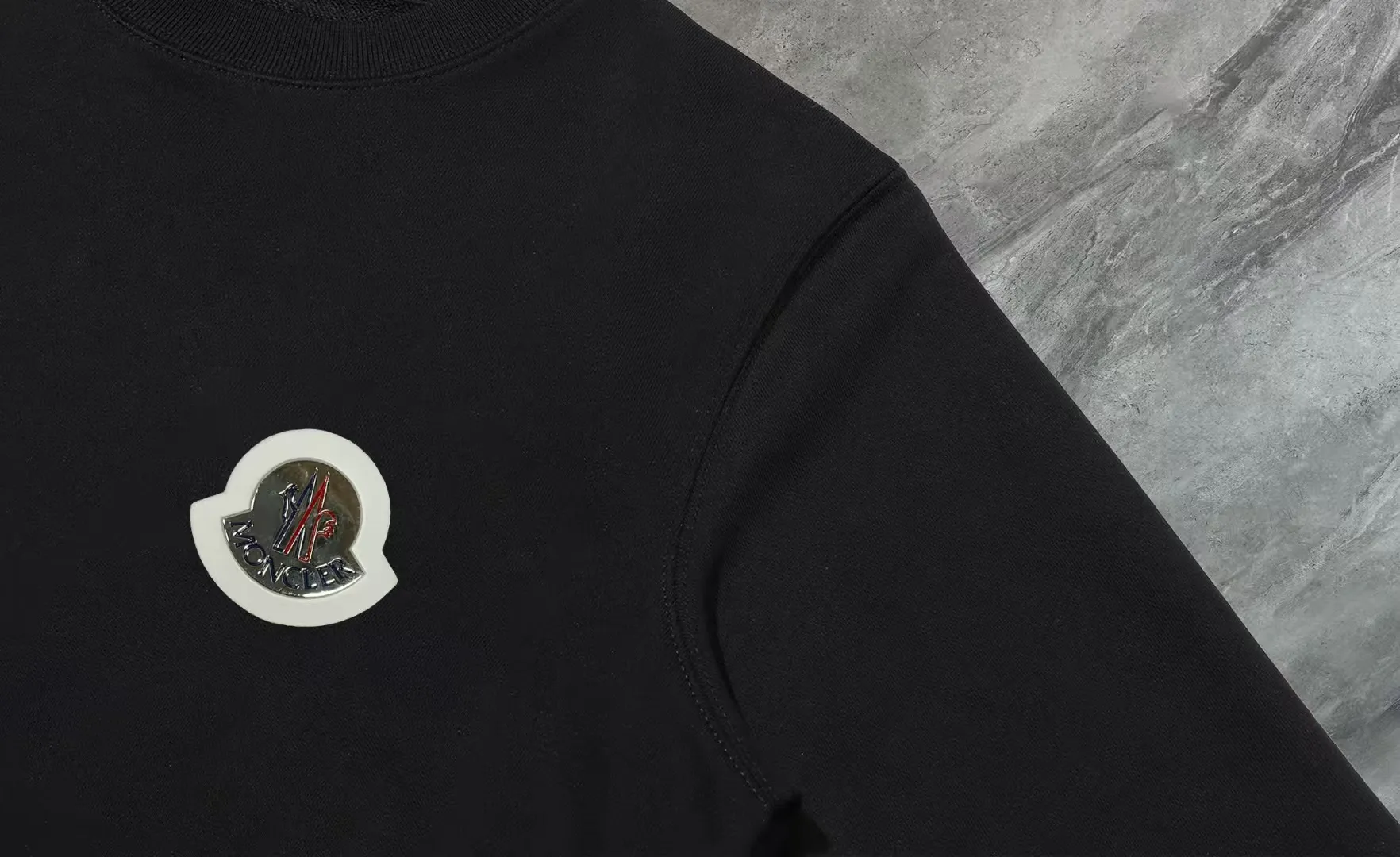 P210 High-version sweatshirt) [Long-term stock] 〖𝐌𝐎𝐍𝐂𝐋𝐄𝐑~Mask〗 Made of 440g heavy-weight fabric. It is different from the market currency. It can be matched with any variety and is properly handsome. 😎The whole dress is made of double waistcoats. The double waistcoats make the whole dress more three-dimensional. Not ordinary factories can do such fine work. 2025 Spring runway version of the T stage, on sale at the counter, round neck terry sweatshirt, high-end double-strand pure cotton, custom-made stretch ribs, dyed in the same vat, complete with three standards, matched with exquisite embroidered LOGO on the chest, simple and advanced, same style for men and women. Color: black, apricot, white, size: S M L XL 2XL