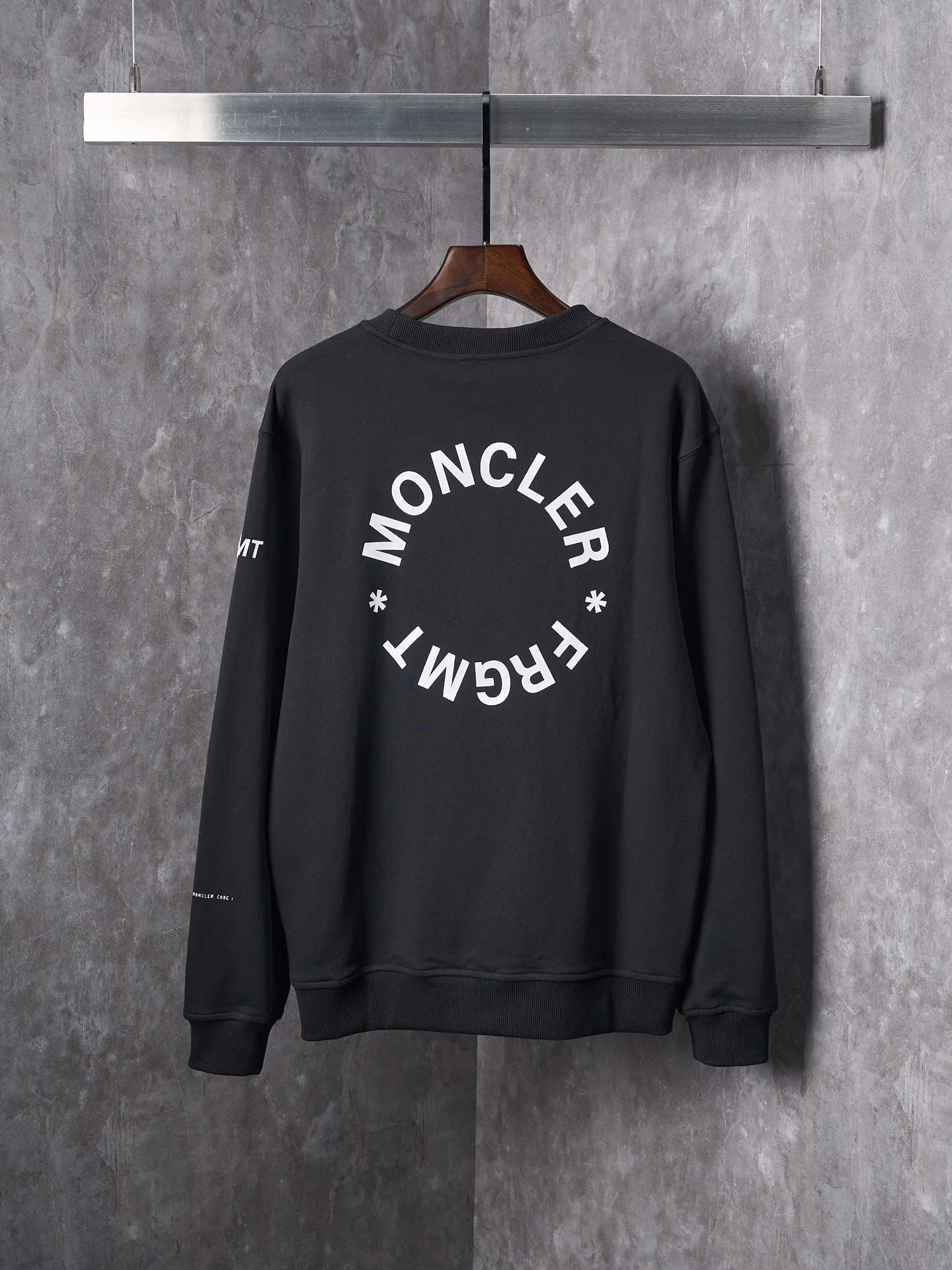 P380 Actual hanging auction] MONCLER/Mongolian × FRGMT Fujiwara Hiroshi co-branded geometric print embroidered round neck sweatshirt [Ready stock] S M L XL is a single-sided fish scale fabric woven with cotton as the base. The front is a smooth knitted surface, and the skin-contact surface is formed by the floating knitting technology of the knitting machine to form a three-dimensional terry, which increases the fluffiness and has a delicate touch. The terry structure absorbs a large amount of water and evaporates quickly, so it is not easy to loosen and deform after repeated washing. Four high-saturation patterns are presented on the fabric through glue printing. The scraper pressure is even and the scraping is performed in three steps to ensure that the glue is fully penetrated and covered. After curing at high temperature, the pigment is firmly bonded to the cotton fiber. The ink-absorbing and penetrating properties of the cotton fiber make the pattern less likely to fall off due to friction. The 2*2 rib formed by the alternating arrangement of the front and back coil longitudinal rows is still very elastic and has a wide pattern, which fits the wrist and waist without a sense of restraint. The gaps between the coils allow air circulation without losing warmth. By actively interfering with the shrinkage potential of cotton fibers, the fabric is able to transition from changeable to stable, improving dimensional stability while being less prone to deformation and wrinkles.