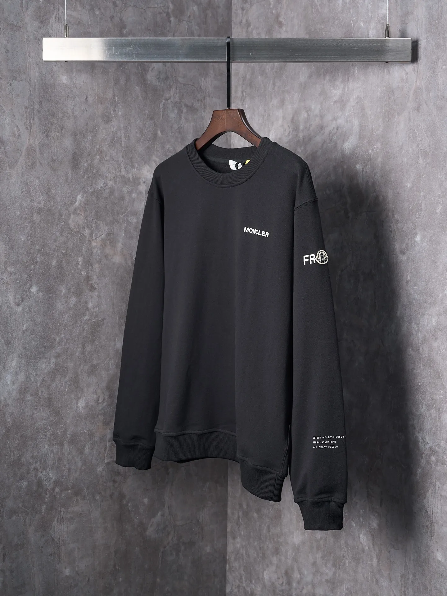 P380 Actual hanging auction] MONCLER/Mongolian × FRGMT Fujiwara Hiroshi co-branded geometric print embroidered round neck sweatshirt [Ready stock] S M L XL is a single-sided fish scale fabric woven with cotton as the base. The front is a smooth knitted surface, and the skin-contact surface is formed by the floating knitting technology of the knitting machine to form a three-dimensional terry, which increases the fluffiness and has a delicate touch. The terry structure absorbs a large amount of water and evaporates quickly, so it is not easy to loosen and deform after repeated washing. Four high-saturation patterns are presented on the fabric through glue printing. The scraper pressure is even and the scraping is performed in three steps to ensure that the glue is fully penetrated and covered. After curing at high temperature, the pigment is firmly bonded to the cotton fiber. The ink-absorbing and penetrating properties of the cotton fiber make the pattern less likely to fall off due to friction. The 2*2 rib formed by the alternating arrangement of the front and back coil longitudinal rows is still very elastic and has a wide pattern, which fits the wrist and waist without a sense of restraint. The gaps between the coils allow air circulation without losing warmth. By actively interfering with the shrinkage potential of cotton fibers, the fabric is able to transition from changeable to stable, improving dimensional stability while being less prone to deformation and wrinkles.