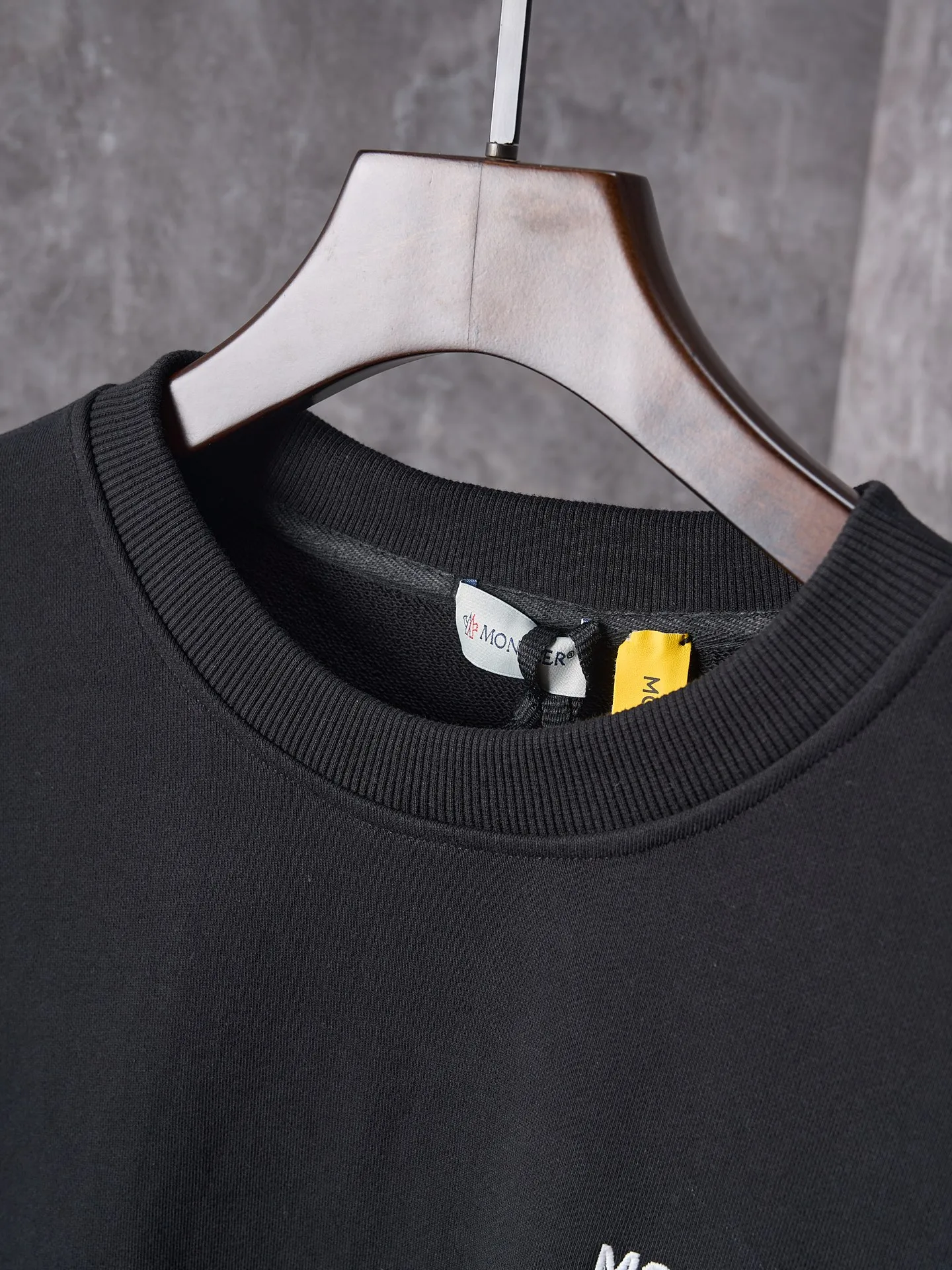P380 Actual hanging auction] MONCLER/Mongolian × FRGMT Fujiwara Hiroshi co-branded geometric print embroidered round neck sweatshirt [Ready stock] S M L XL is a single-sided fish scale fabric woven with cotton as the base. The front is a smooth knitted surface, and the skin-contact surface is formed by the floating knitting technology of the knitting machine to form a three-dimensional terry, which increases the fluffiness and has a delicate touch. The terry structure absorbs a large amount of water and evaporates quickly, so it is not easy to loosen and deform after repeated washing. Four high-saturation patterns are presented on the fabric through glue printing. The scraper pressure is even and the scraping is performed in three steps to ensure that the glue is fully penetrated and covered. After curing at high temperature, the pigment is firmly bonded to the cotton fiber. The ink-absorbing and penetrating properties of the cotton fiber make the pattern less likely to fall off due to friction. The 2*2 rib formed by the alternating arrangement of the front and back coil longitudinal rows is still very elastic and has a wide pattern, which fits the wrist and waist without a sense of restraint. The gaps between the coils allow air circulation without losing warmth. By actively interfering with the shrinkage potential of cotton fibers, the fabric is able to transition from changeable to stable, improving dimensional stability while being less prone to deformation and wrinkles.