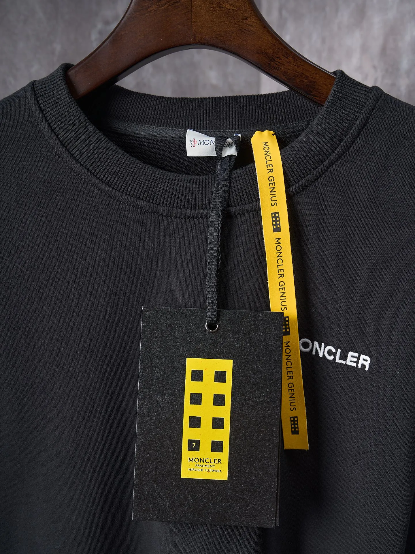P380 Actual hanging auction] MONCLER/Mongolian × FRGMT Fujiwara Hiroshi co-branded geometric print embroidered round neck sweatshirt [Ready stock] S M L XL is a single-sided fish scale fabric woven with cotton as the base. The front is a smooth knitted surface, and the skin-contact surface is formed by the floating knitting technology of the knitting machine to form a three-dimensional terry, which increases the fluffiness and has a delicate touch. The terry structure absorbs a large amount of water and evaporates quickly, so it is not easy to loosen and deform after repeated washing. Four high-saturation patterns are presented on the fabric through glue printing. The scraper pressure is even and the scraping is performed in three steps to ensure that the glue is fully penetrated and covered. After curing at high temperature, the pigment is firmly bonded to the cotton fiber. The ink-absorbing and penetrating properties of the cotton fiber make the pattern less likely to fall off due to friction. The 2*2 rib formed by the alternating arrangement of the front and back coil longitudinal rows is still very elastic and has a wide pattern, which fits the wrist and waist without a sense of restraint. The gaps between the coils allow air circulation without losing warmth. By actively interfering with the shrinkage potential of cotton fibers, the fabric is able to transition from changeable to stable, improving dimensional stability while being less prone to deformation and wrinkles.