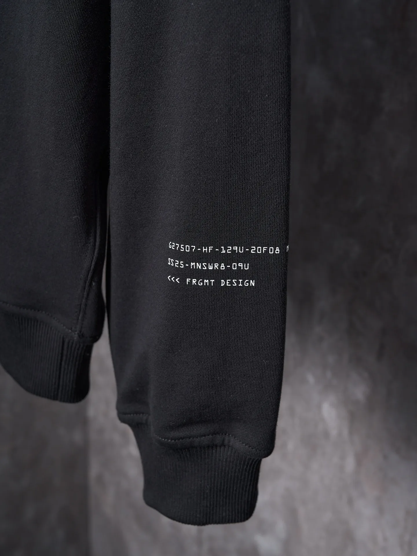 P380 Actual hanging auction] MONCLER/Mongolian × FRGMT Fujiwara Hiroshi co-branded geometric print embroidered round neck sweatshirt [Ready stock] S M L XL is a single-sided fish scale fabric woven with cotton as the base. The front is a smooth knitted surface, and the skin-contact surface is formed by the floating knitting technology of the knitting machine to form a three-dimensional terry, which increases the fluffiness and has a delicate touch. The terry structure absorbs a large amount of water and evaporates quickly, so it is not easy to loosen and deform after repeated washing. Four high-saturation patterns are presented on the fabric through glue printing. The scraper pressure is even and the scraping is performed in three steps to ensure that the glue is fully penetrated and covered. After curing at high temperature, the pigment is firmly bonded to the cotton fiber. The ink-absorbing and penetrating properties of the cotton fiber make the pattern less likely to fall off due to friction. The 2*2 rib formed by the alternating arrangement of the front and back coil longitudinal rows is still very elastic and has a wide pattern, which fits the wrist and waist without a sense of restraint. The gaps between the coils allow air circulation without losing warmth. By actively interfering with the shrinkage potential of cotton fibers, the fabric is able to transition from changeable to stable, improving dimensional stability while being less prone to deformation and wrinkles.