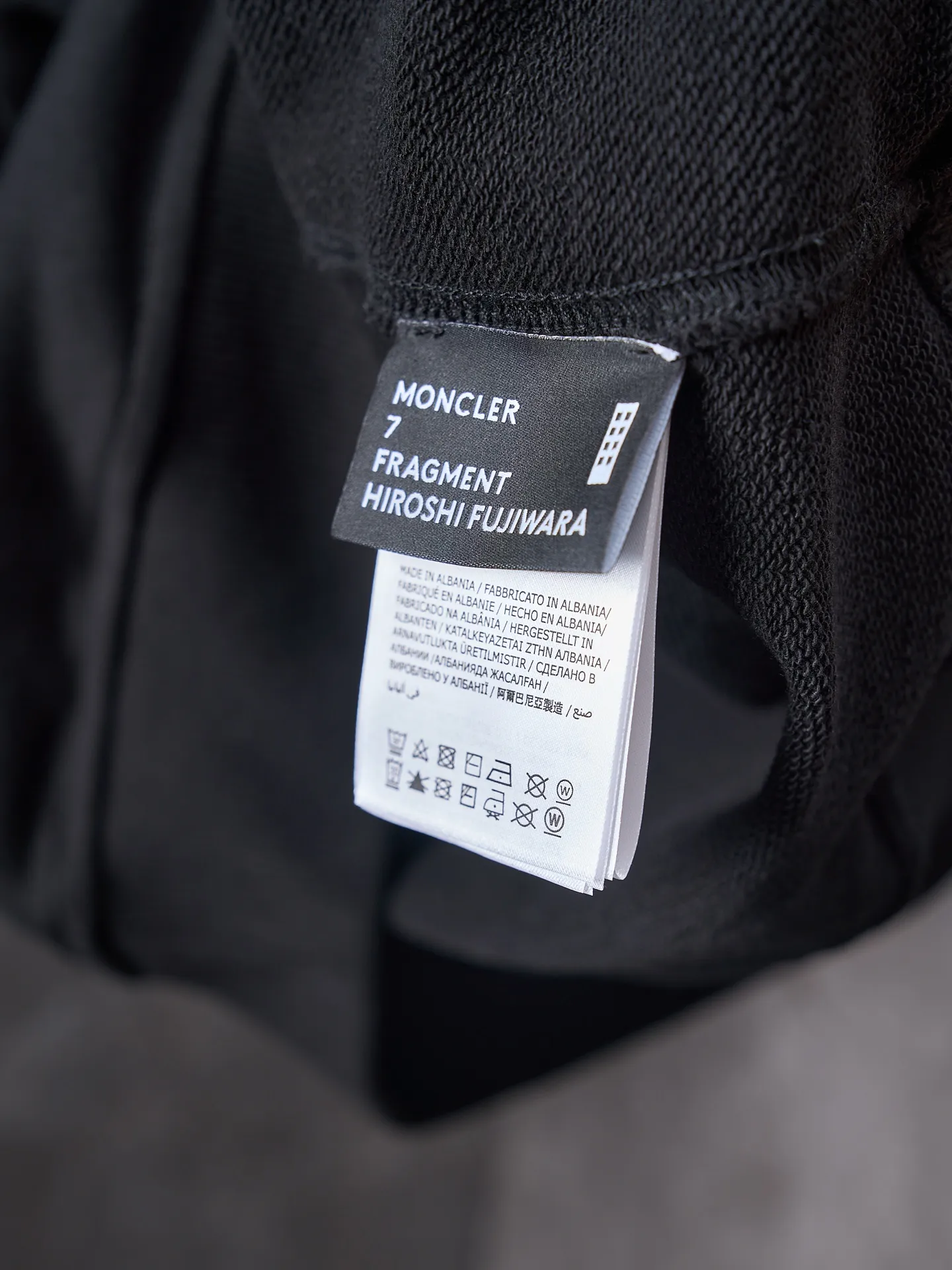 P380 Actual hanging auction] MONCLER/Mongolian × FRGMT Fujiwara Hiroshi co-branded geometric print embroidered round neck sweatshirt [Ready stock] S M L XL is a single-sided fish scale fabric woven with cotton as the base. The front is a smooth knitted surface, and the skin-contact surface is formed by the floating knitting technology of the knitting machine to form a three-dimensional terry, which increases the fluffiness and has a delicate touch. The terry structure absorbs a large amount of water and evaporates quickly, so it is not easy to loosen and deform after repeated washing. Four high-saturation patterns are presented on the fabric through glue printing. The scraper pressure is even and the scraping is performed in three steps to ensure that the glue is fully penetrated and covered. After curing at high temperature, the pigment is firmly bonded to the cotton fiber. The ink-absorbing and penetrating properties of the cotton fiber make the pattern less likely to fall off due to friction. The 2*2 rib formed by the alternating arrangement of the front and back coil longitudinal rows is still very elastic and has a wide pattern, which fits the wrist and waist without a sense of restraint. The gaps between the coils allow air circulation without losing warmth. By actively interfering with the shrinkage potential of cotton fibers, the fabric is able to transition from changeable to stable, improving dimensional stability while being less prone to deformation and wrinkles.