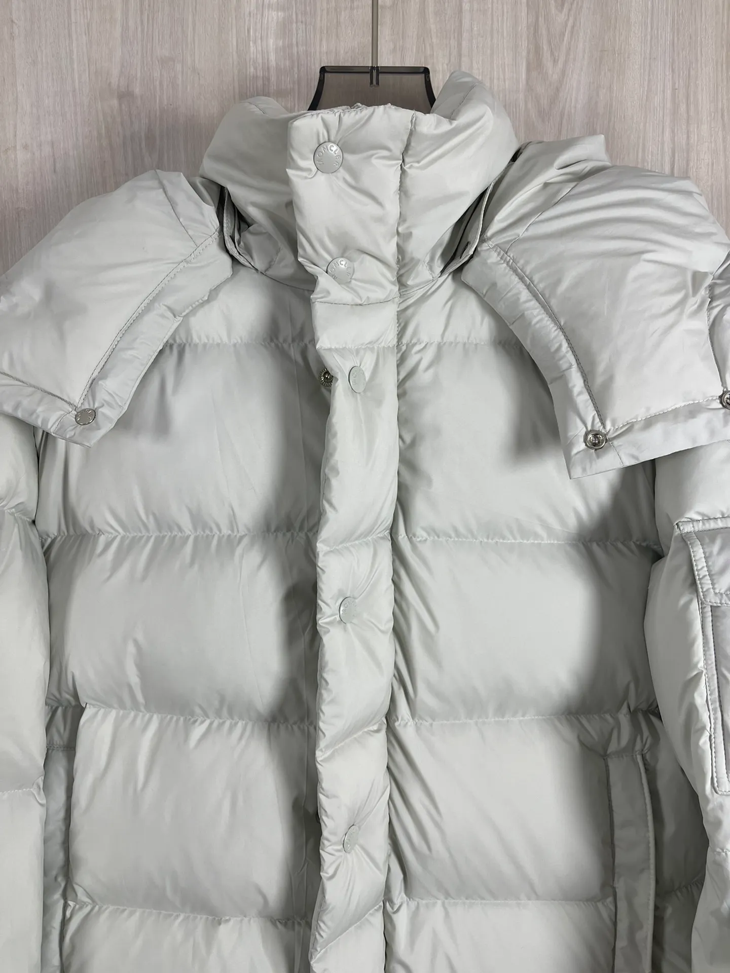 P1320 Moncler Maya 70 winter limited edition matte gray and white down jacket jacket Moncler Maya short down jacket is presented in a new color. Made from matte fabric and featuring signature checkered quilting, it reflects the essence of the Moncler brand. The style features a sharp silhouette with a detachable hood and adjustable hem in a timeless design suitable for every season and trend. The sleeves are embellished with classic patch pockets, and the down jacket is suitable for both men and women.  Fabric: 100% polyester fiber; Lining: 100% polyester fiber; Filling: 95 white duck down Craftsmanship: Made of polyester fiber fabric, polyester fiber lining, filled with down, detachable and adjustable hood, zipper closure, front windshield with snap buttons, zipper pockets, adjustable cuffs, elastic drawstring hem Size: 1 2 3 4 5 0555070
